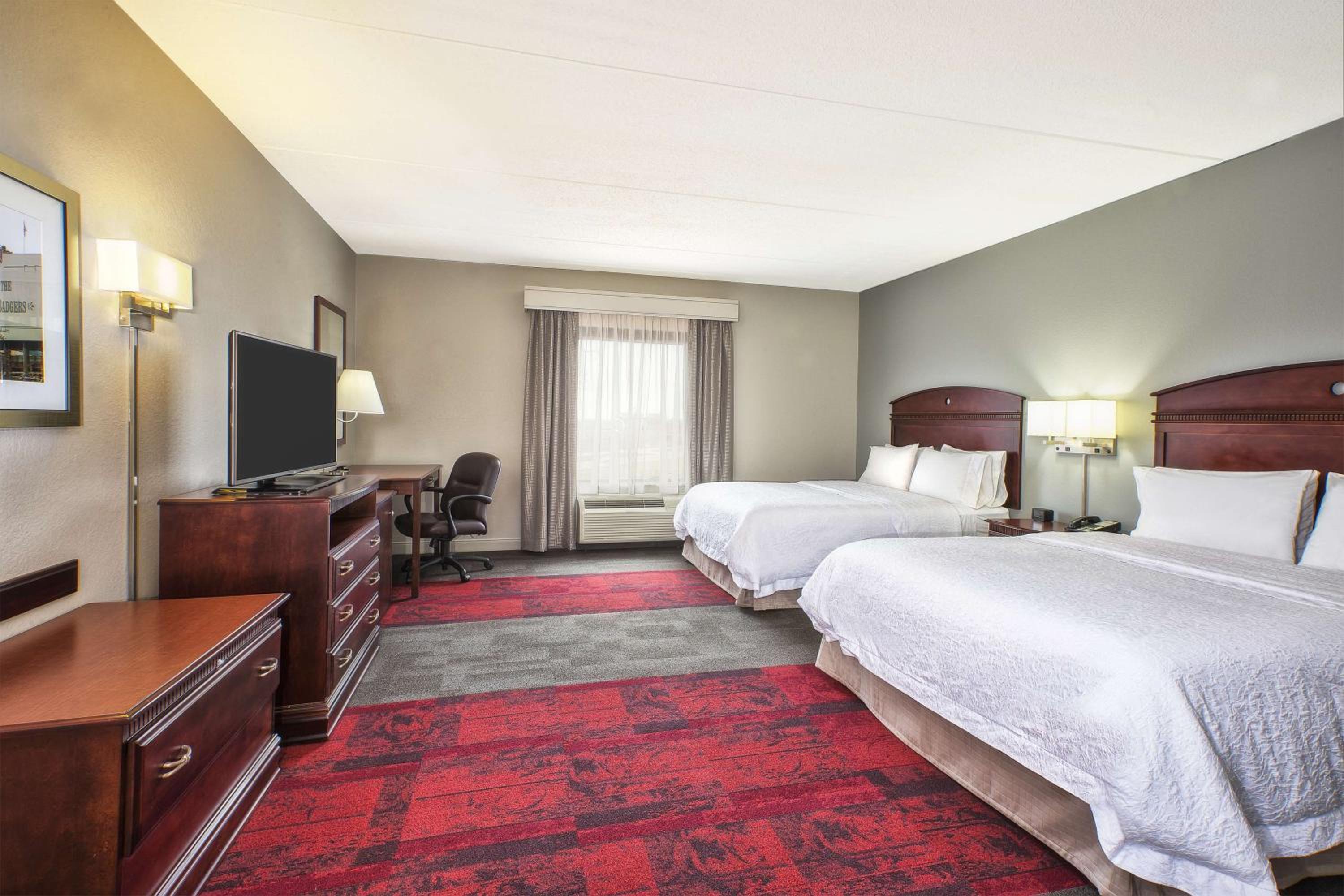 Queen Room with Two Queen Beds Mobility/Hearing Access with Tub - Photo 3