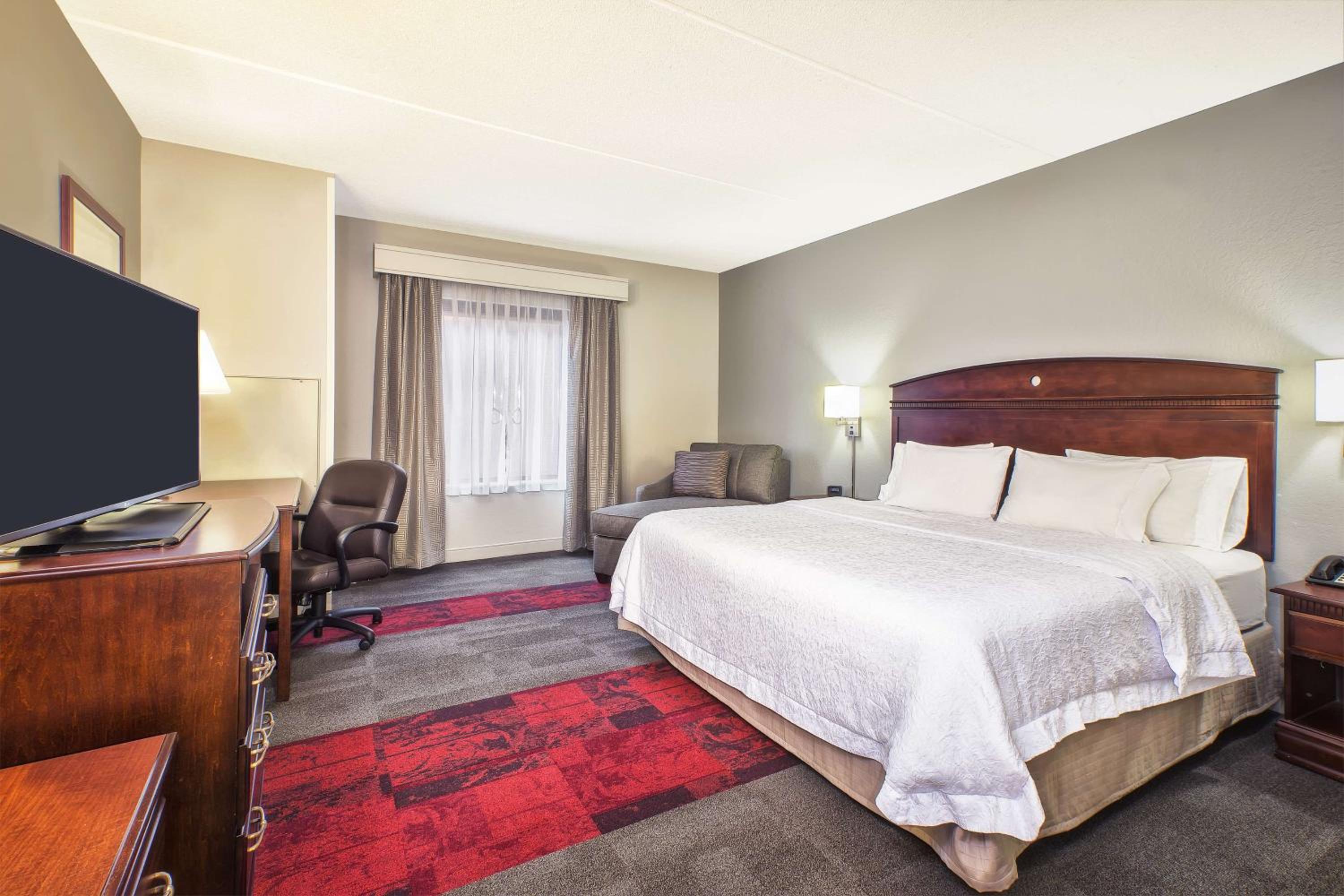 King Room with Accessible Tub - Mobility and Hearing Access/Non-Smoking - Photo 4