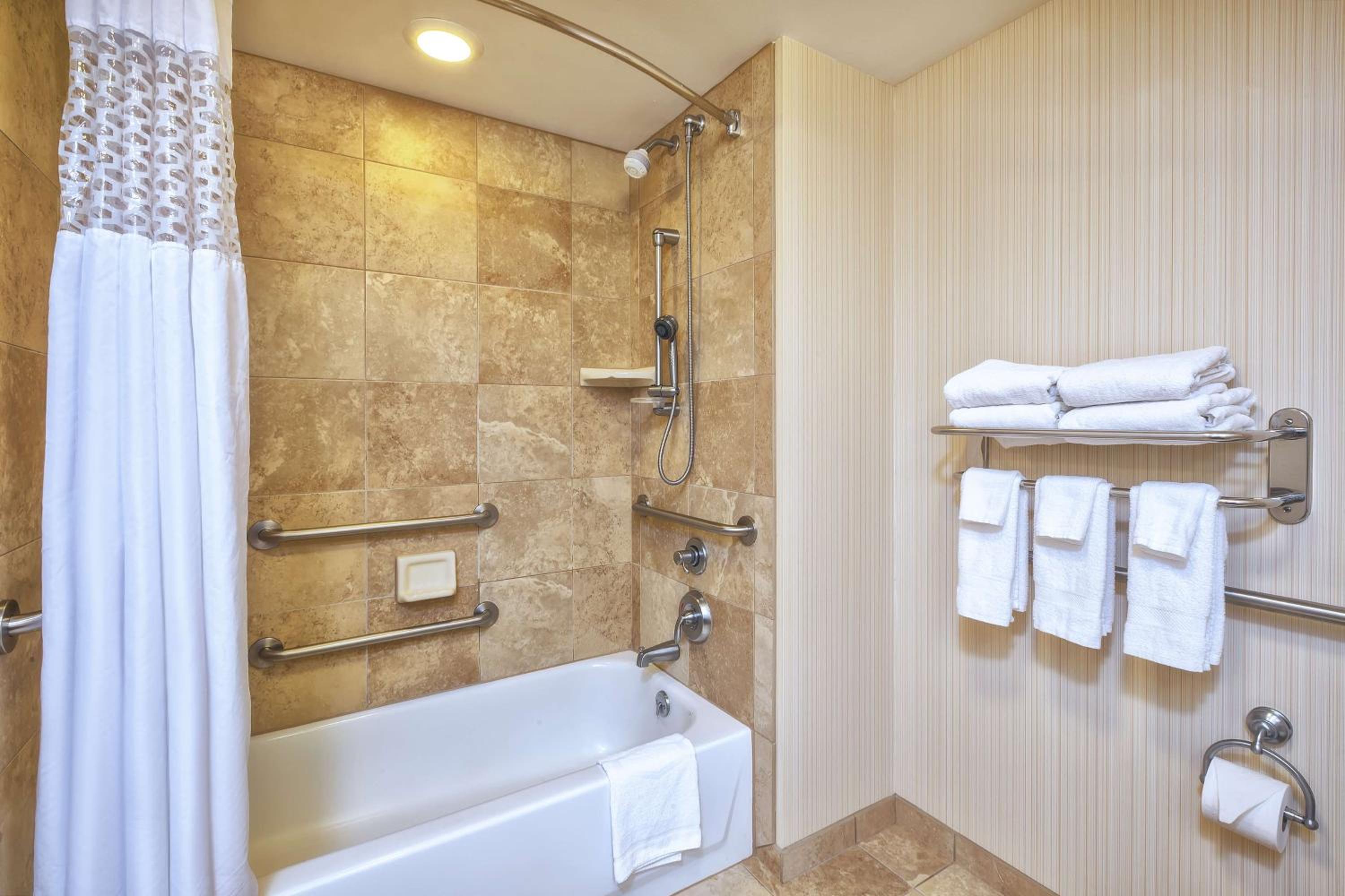 King Room with Accessible Tub - Mobility and Hearing Access/Non-Smoking - Photo 2