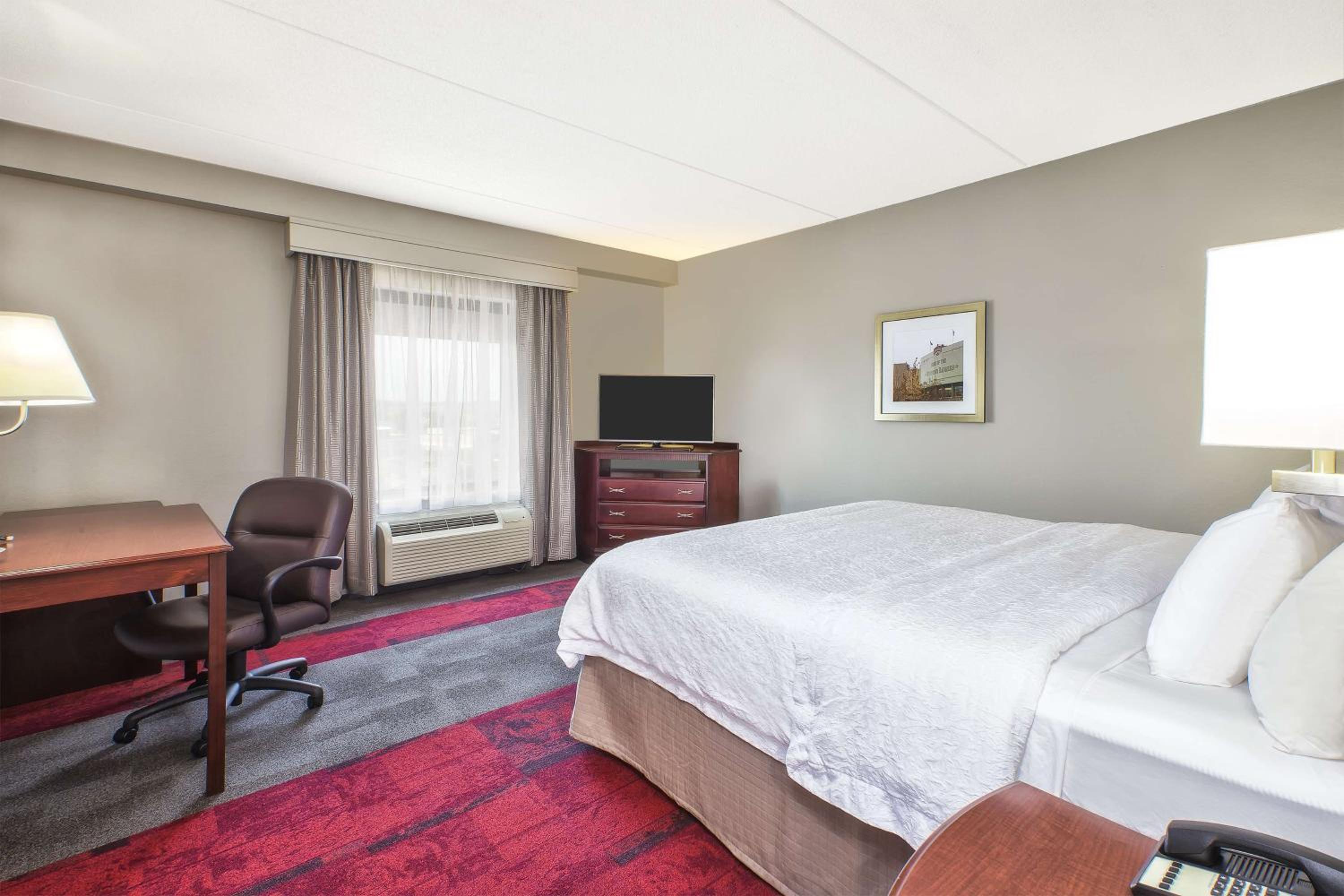 King Room with King Bed - Non-Smoking - Photo 2