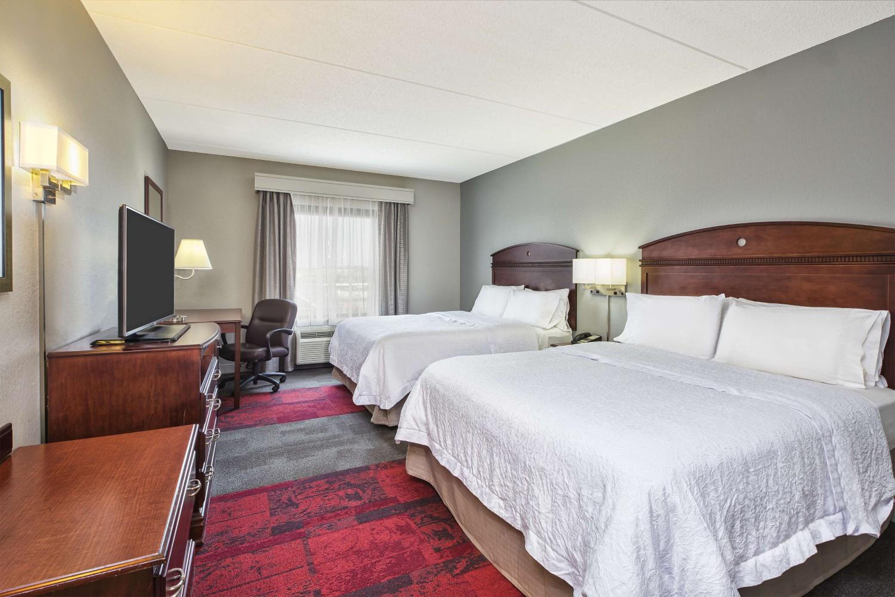 Room with Two Queen Beds - Non-Smoking - Photo 4
