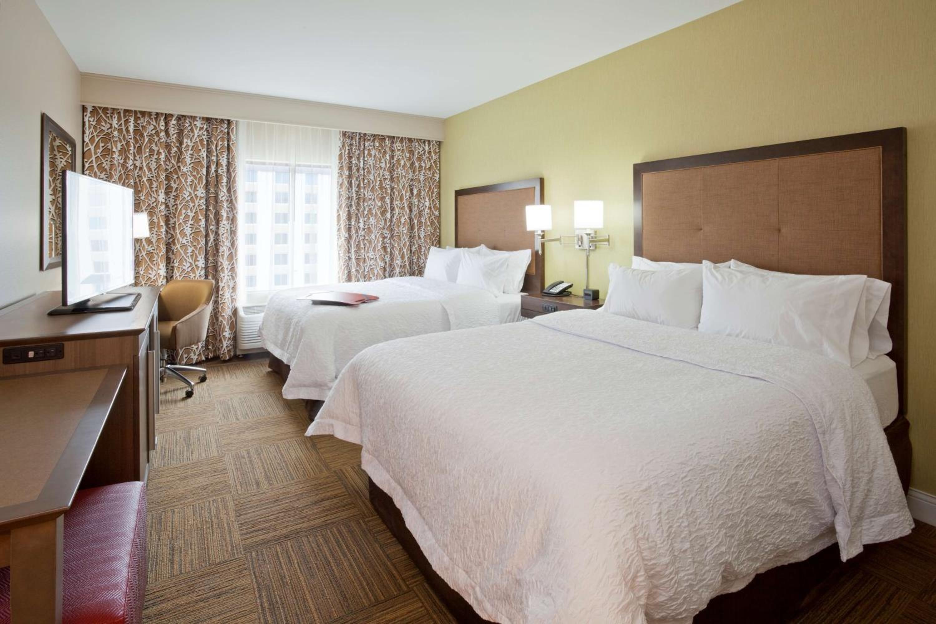 Queen Room with Two Queen Beds - Hearing Access/Non-Smoking photo 2