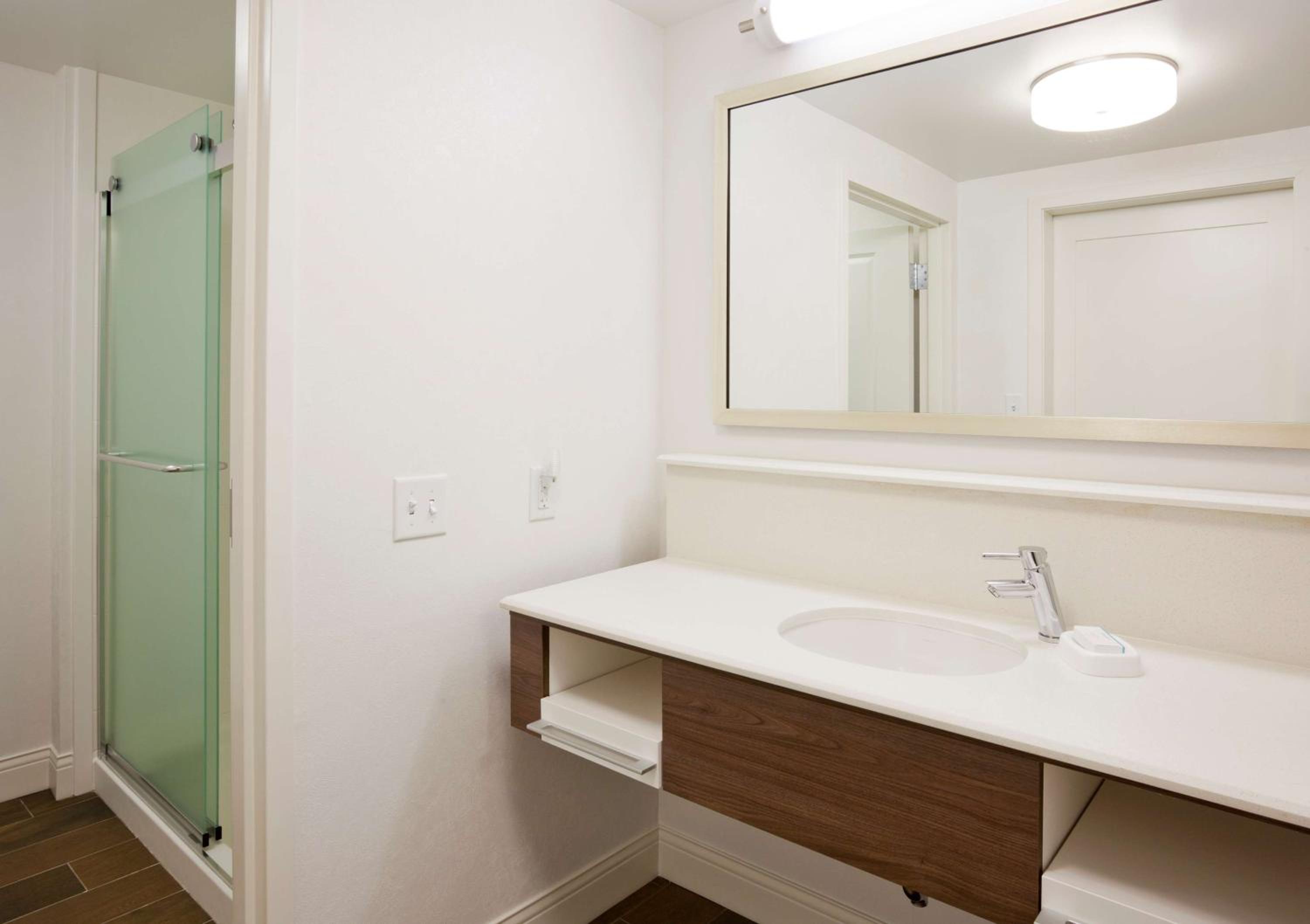 Queen Studio Suite with Two Queen Beds - Non-Smoking photo 2