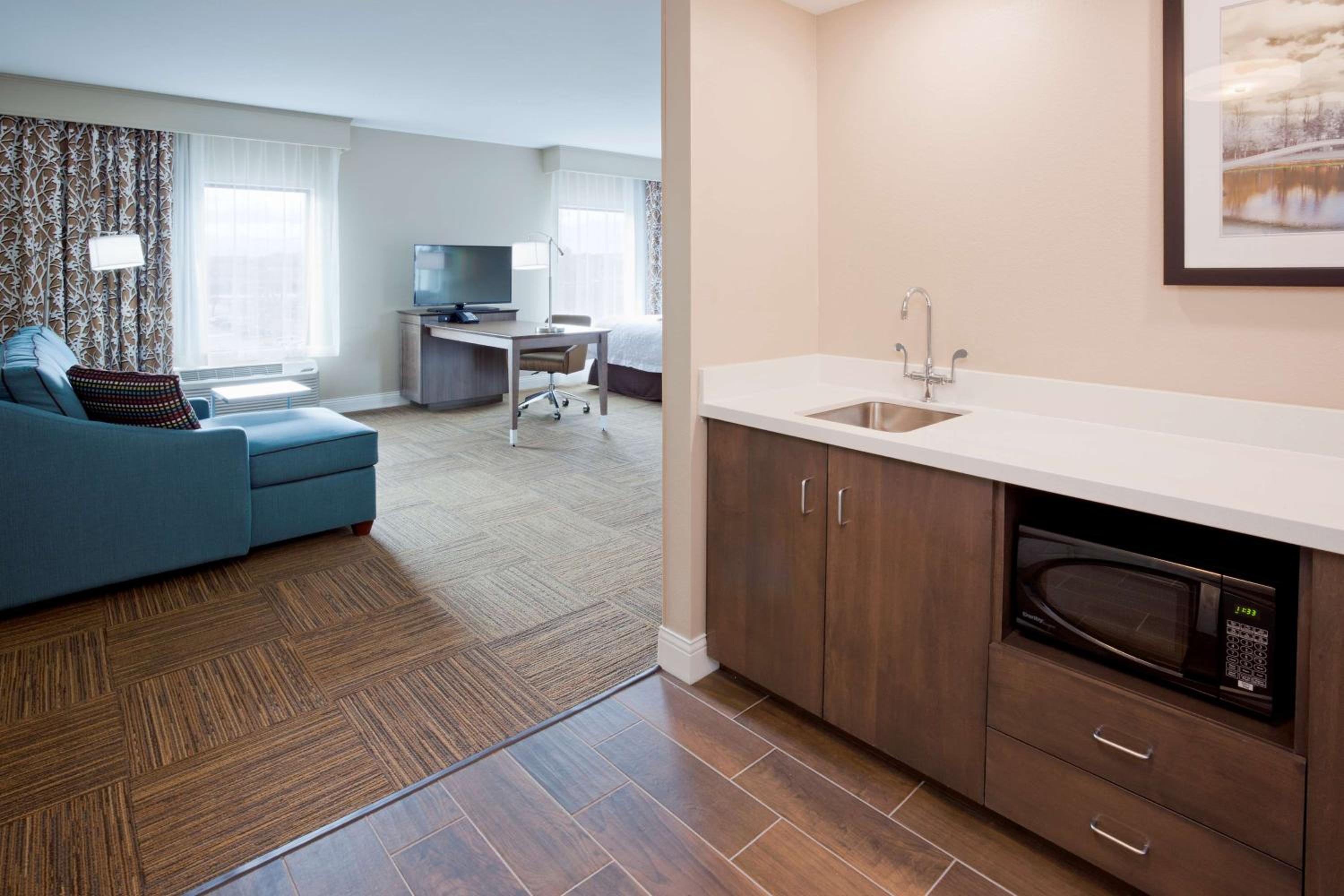 Queen Studio Suite with Two Queen Beds - Non-Smoking photo 3