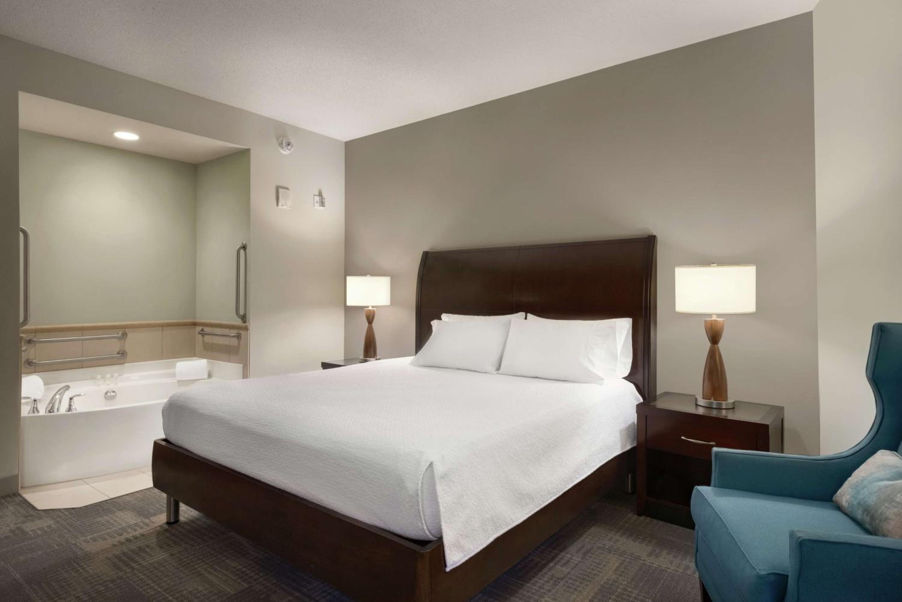 King Room with Whirlpool - Photo 2