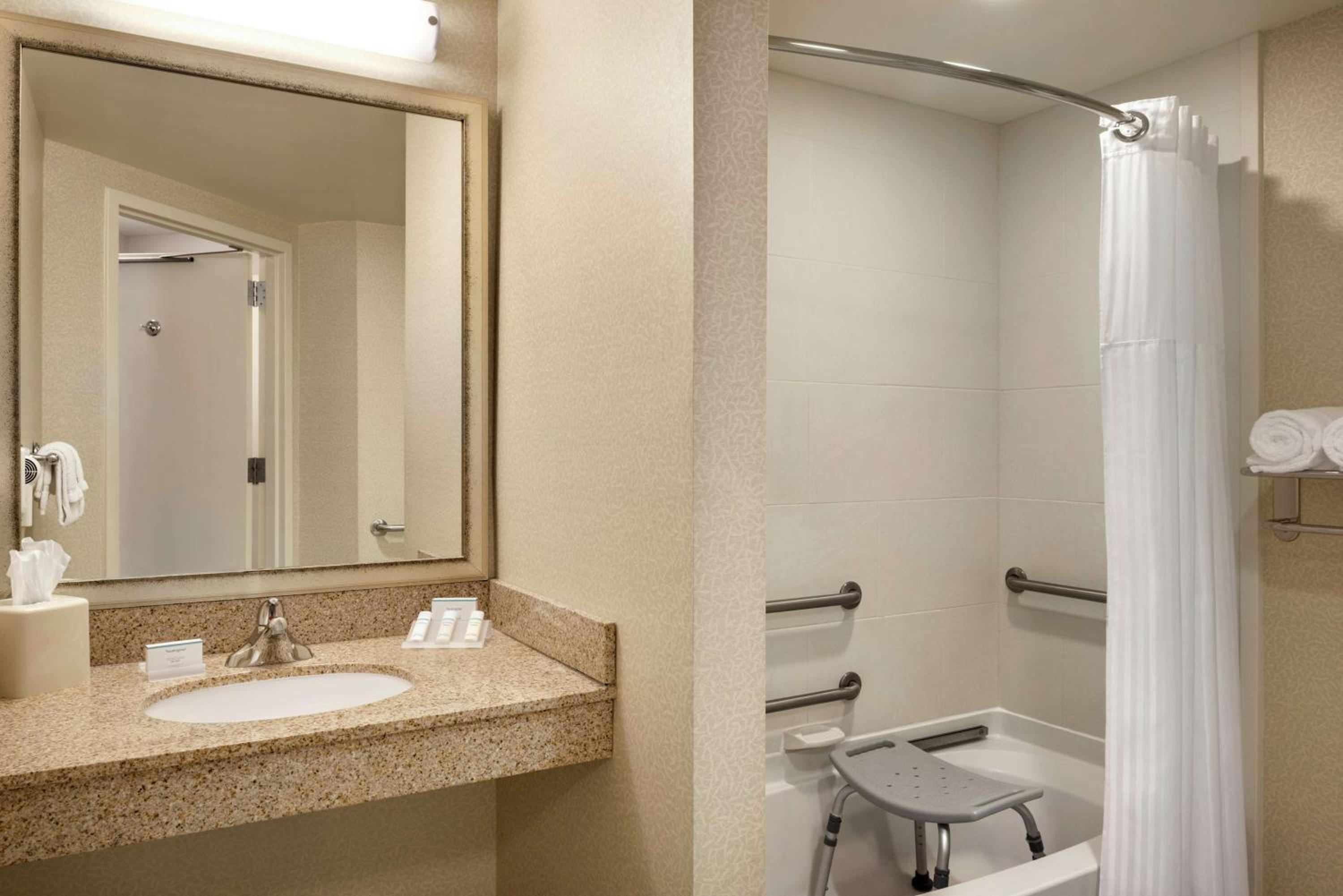 Queen Room with Two Queen Beds and Accessible Tub - Mobility Access - Photo 4