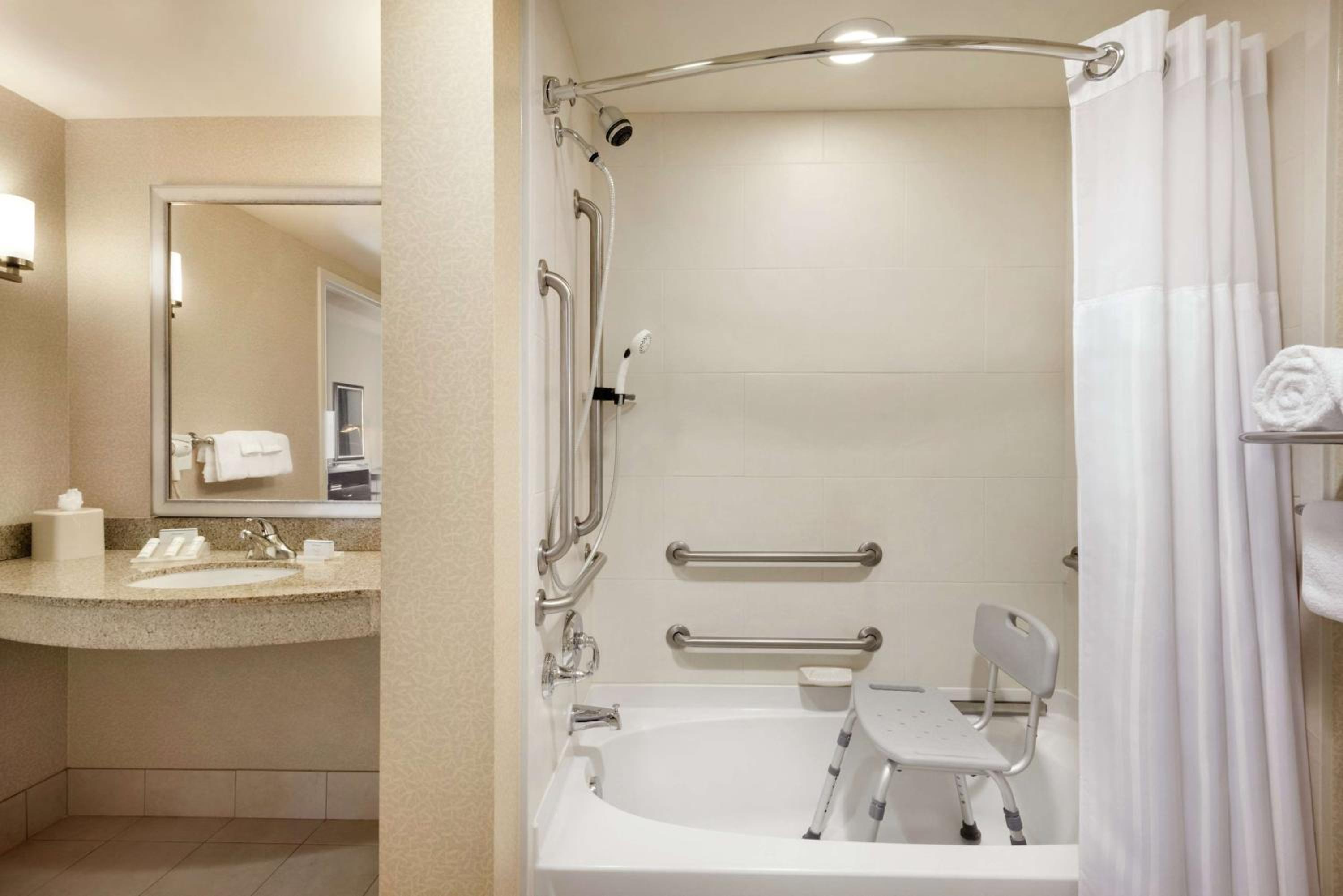 Queen Room with Two Queen Beds and Accessible Tub - Mobility Access - Photo 5