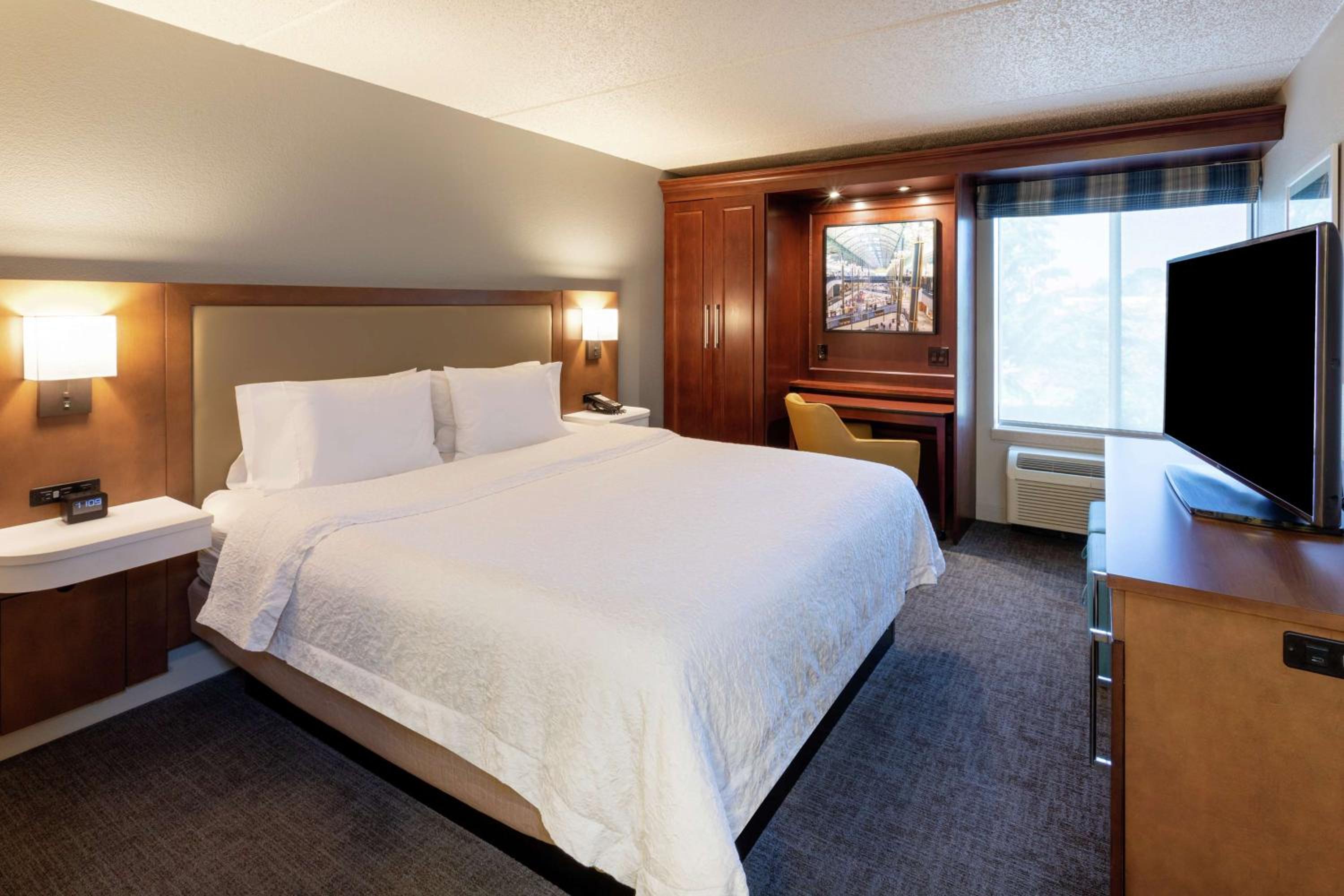 King Room with King Bed - Non-Smoking - Photo 1