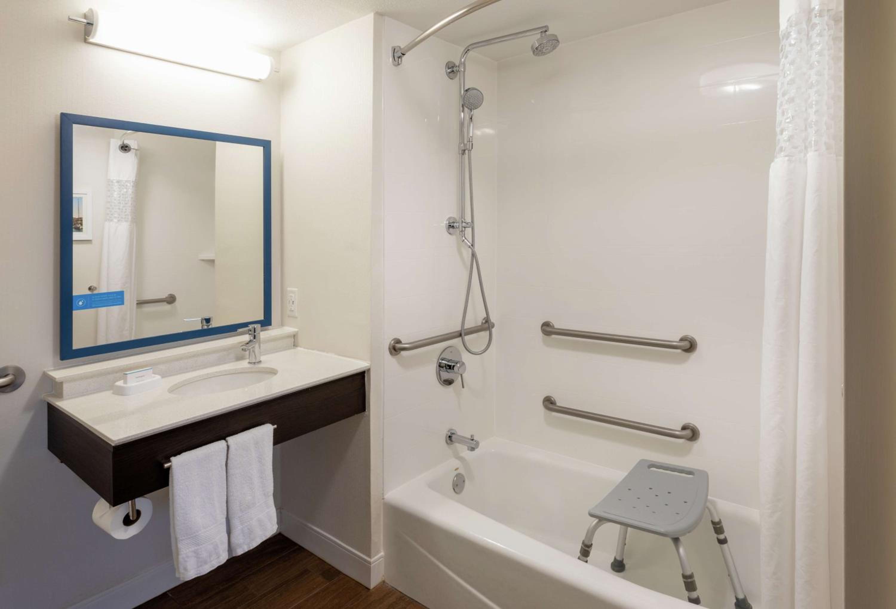 King Room with Accessible Tub - Mobility and Hearing Access/Non-Smoking - Photo 2
