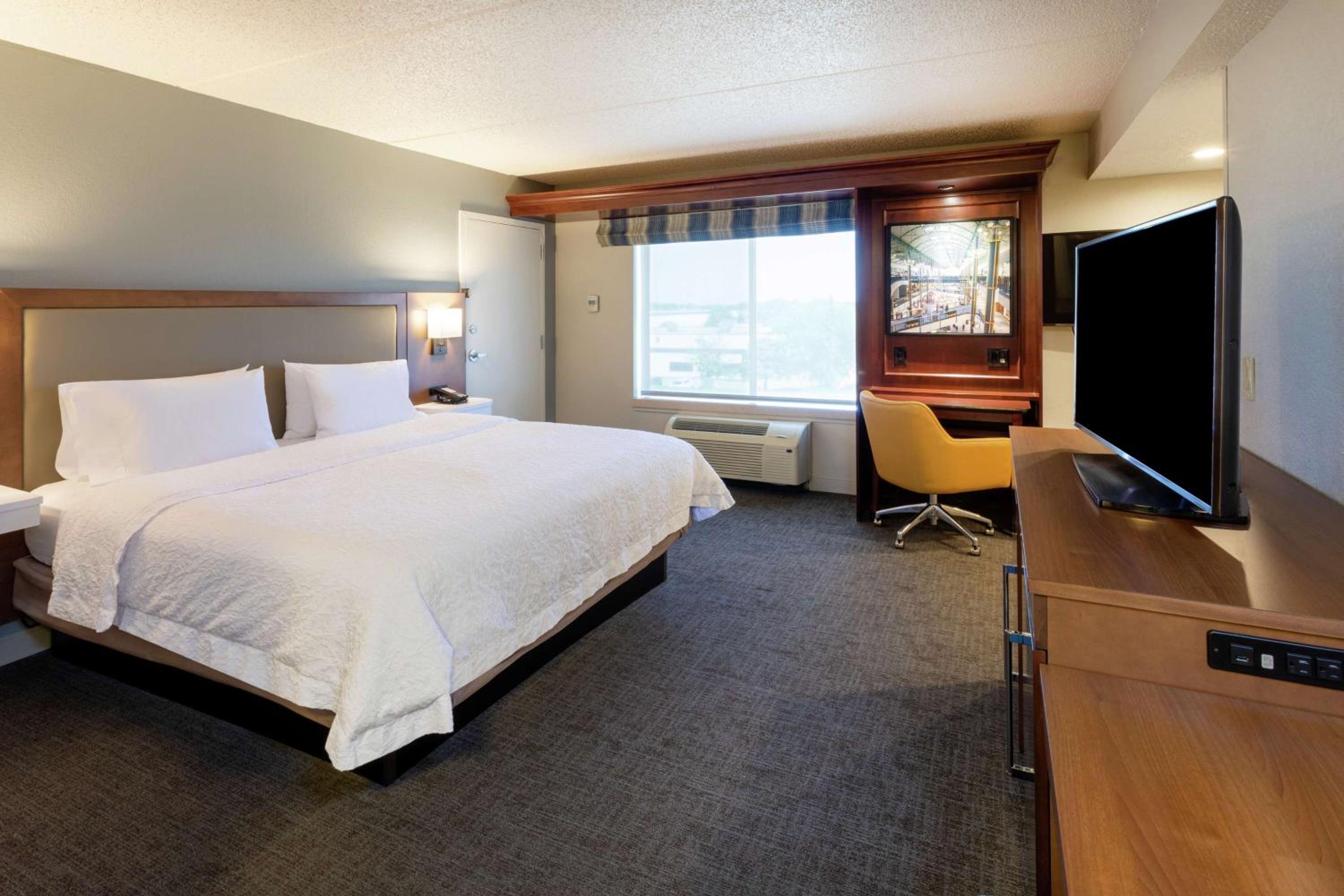 Deluxe King Room with Sofa Bed - Non-Smoking - Photo 1