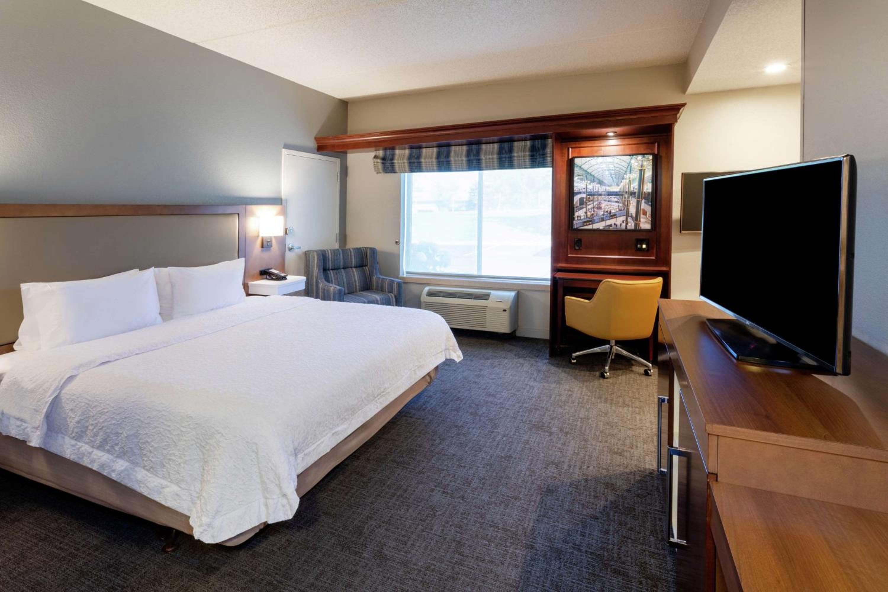 Deluxe King Room with Sofa Bed - Non-Smoking - Photo 3