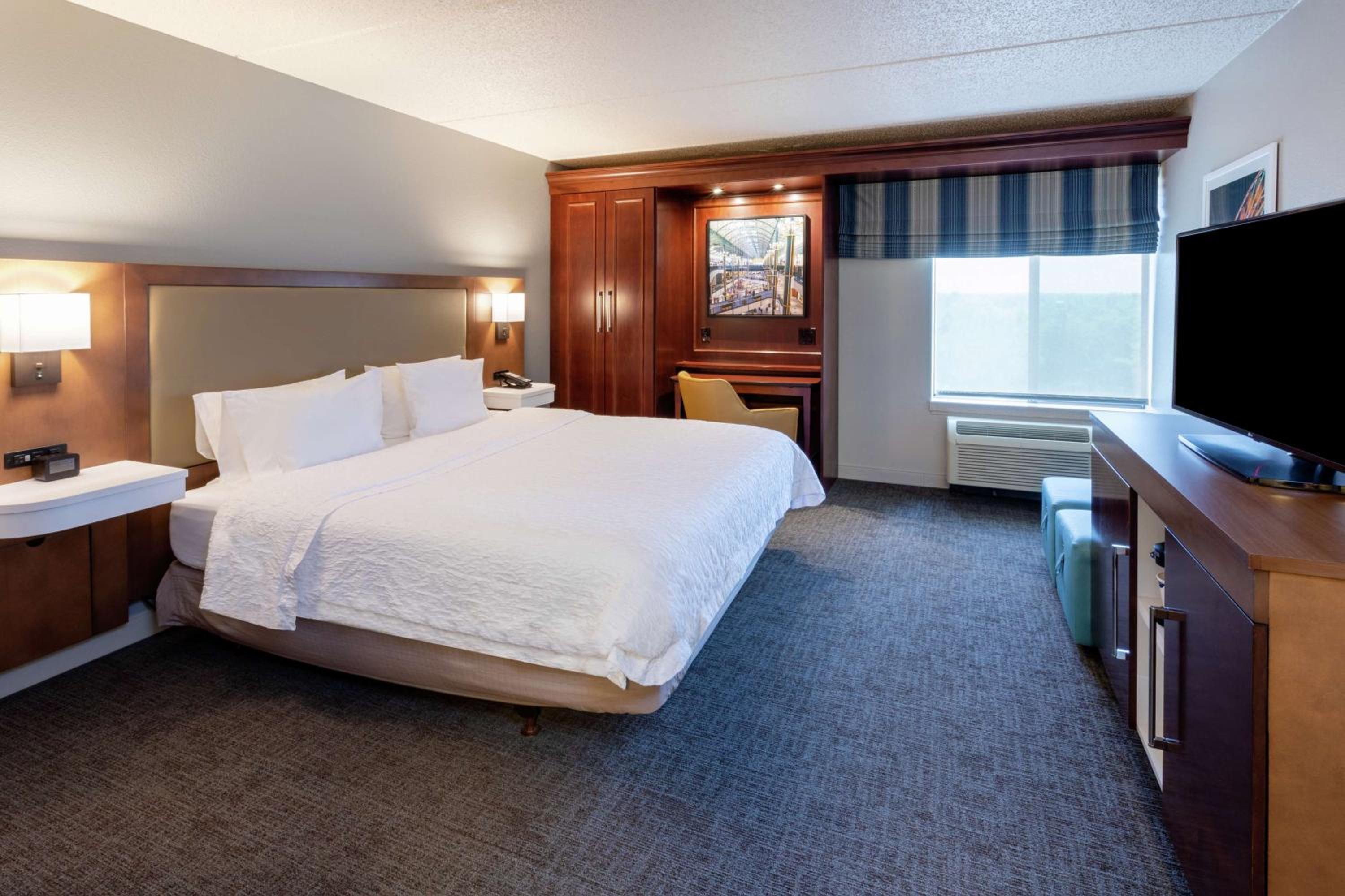 King Room with Accessible Tub - Mobility and Hearing Access/Non-Smoking - Photo 3