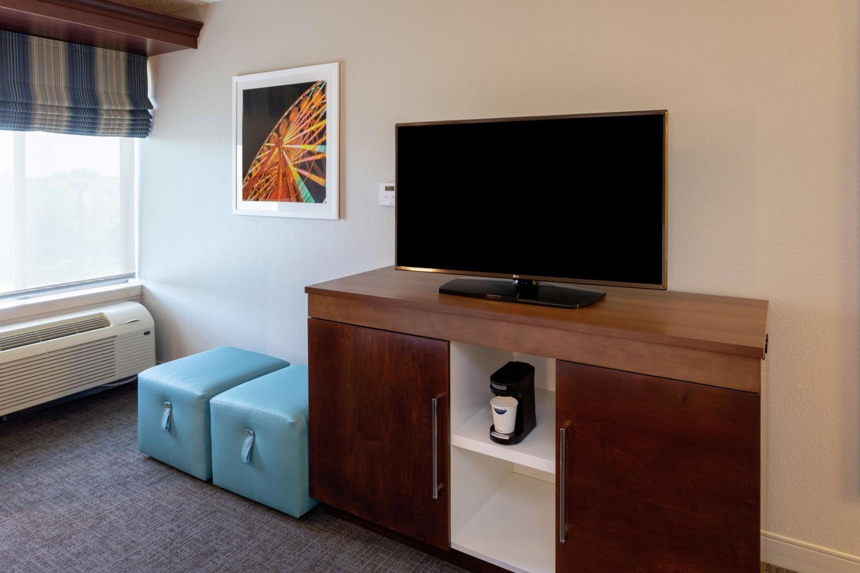 King Room with King Bed - Non-Smoking - Photo 3