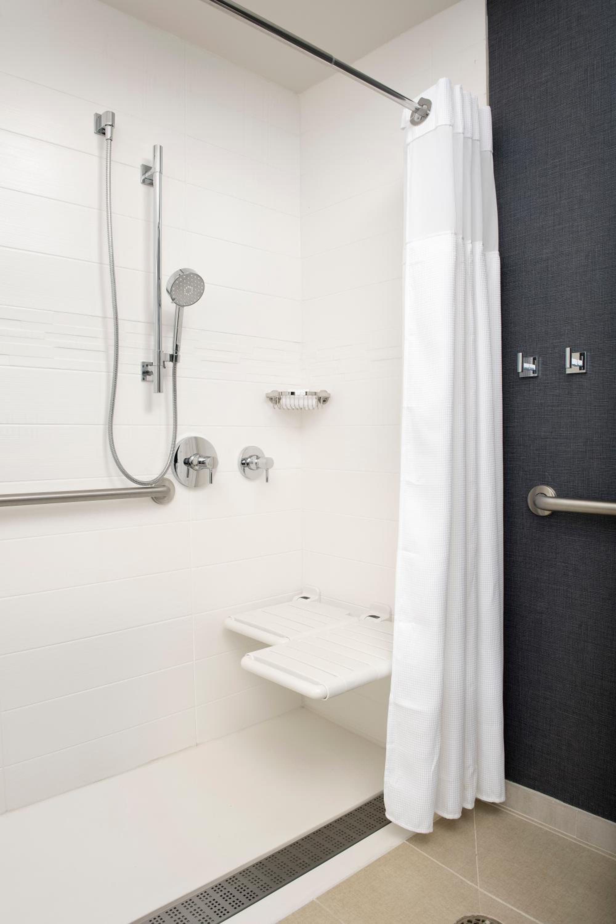 Queen Studio with Sofa Bed, Garden View and Adapted Tub - Mobility Accessible - Photo 7