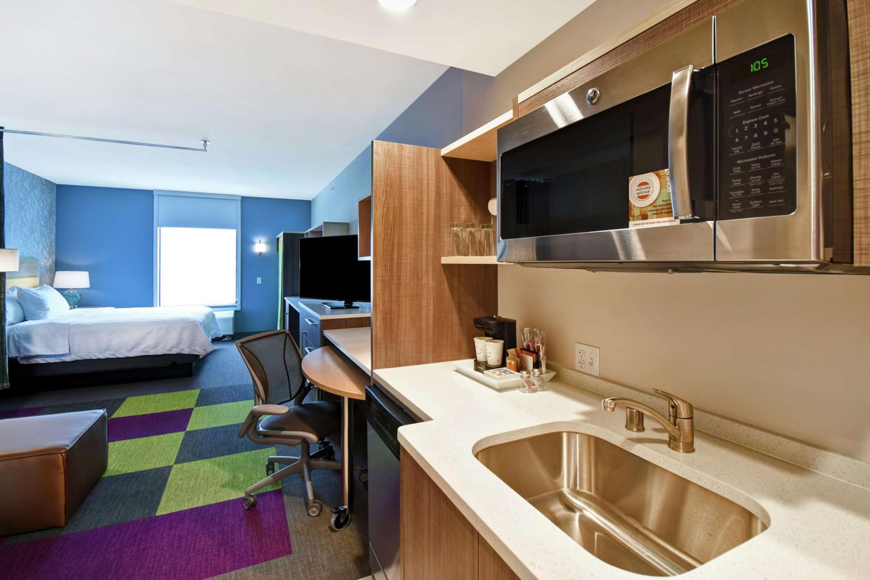 Queen Studio Suite - Hearing Access/Non-Smoking photo 3