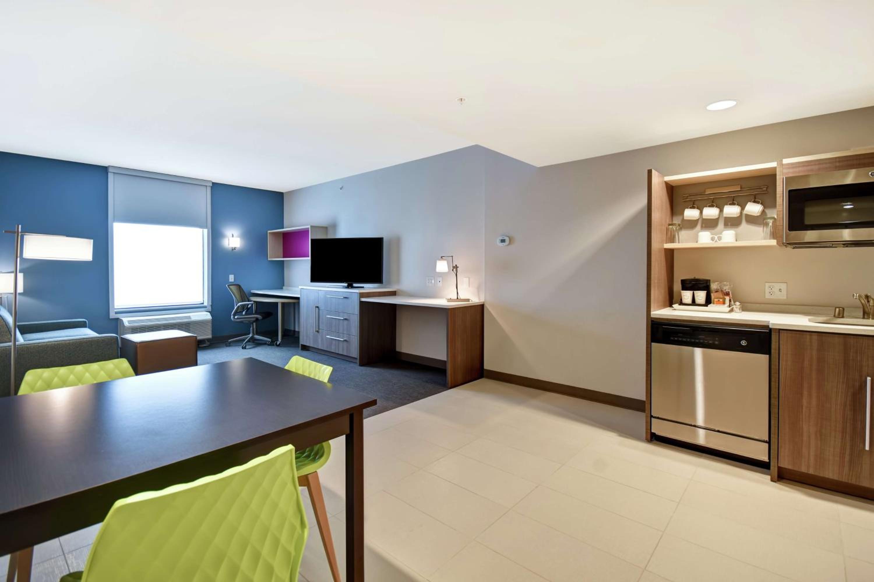 One-Bedroom Queen Suite with Two Queen Beds - Non-Smoking photo 2
