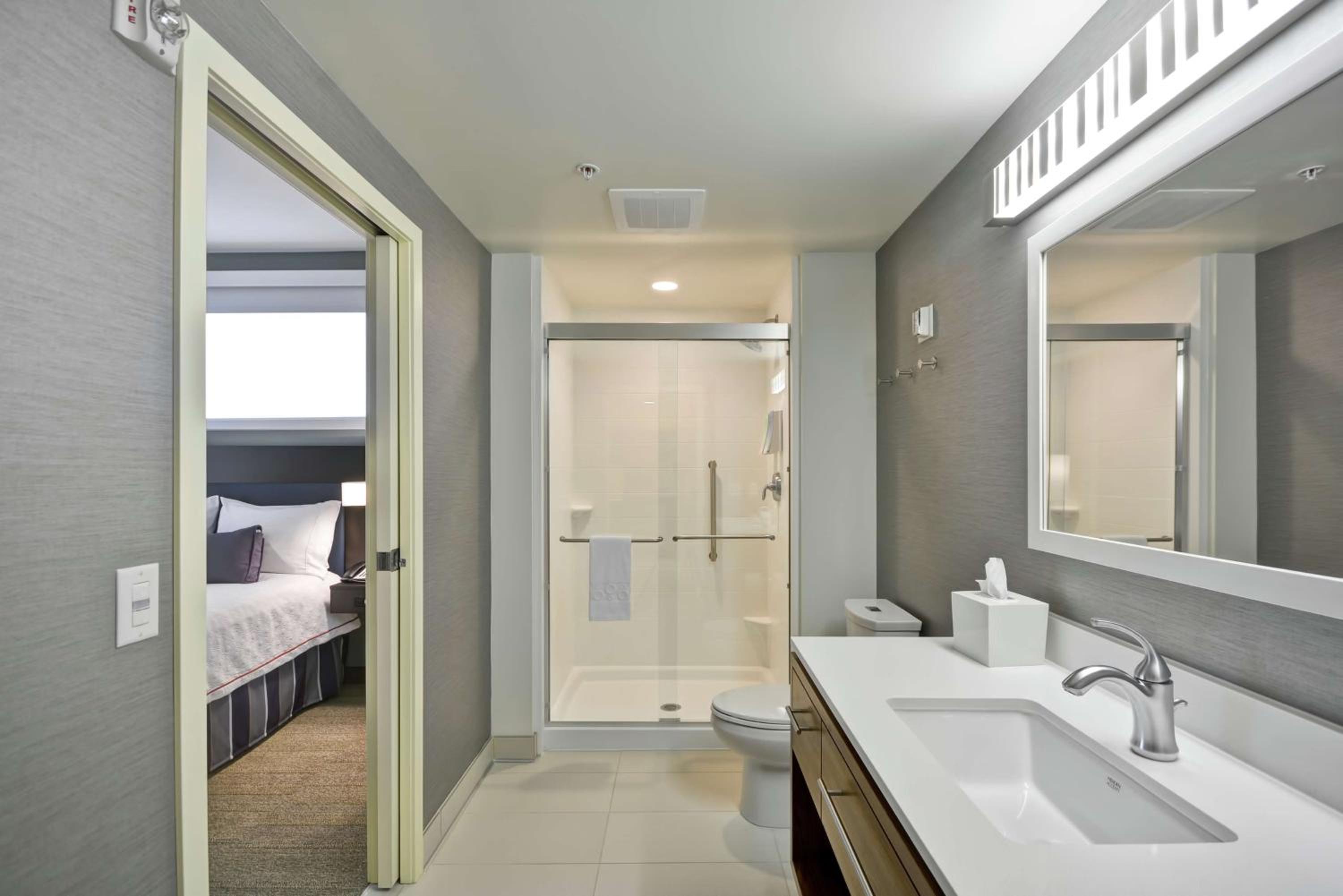 One-Bedroom Queen Suite - Non-Smoking
