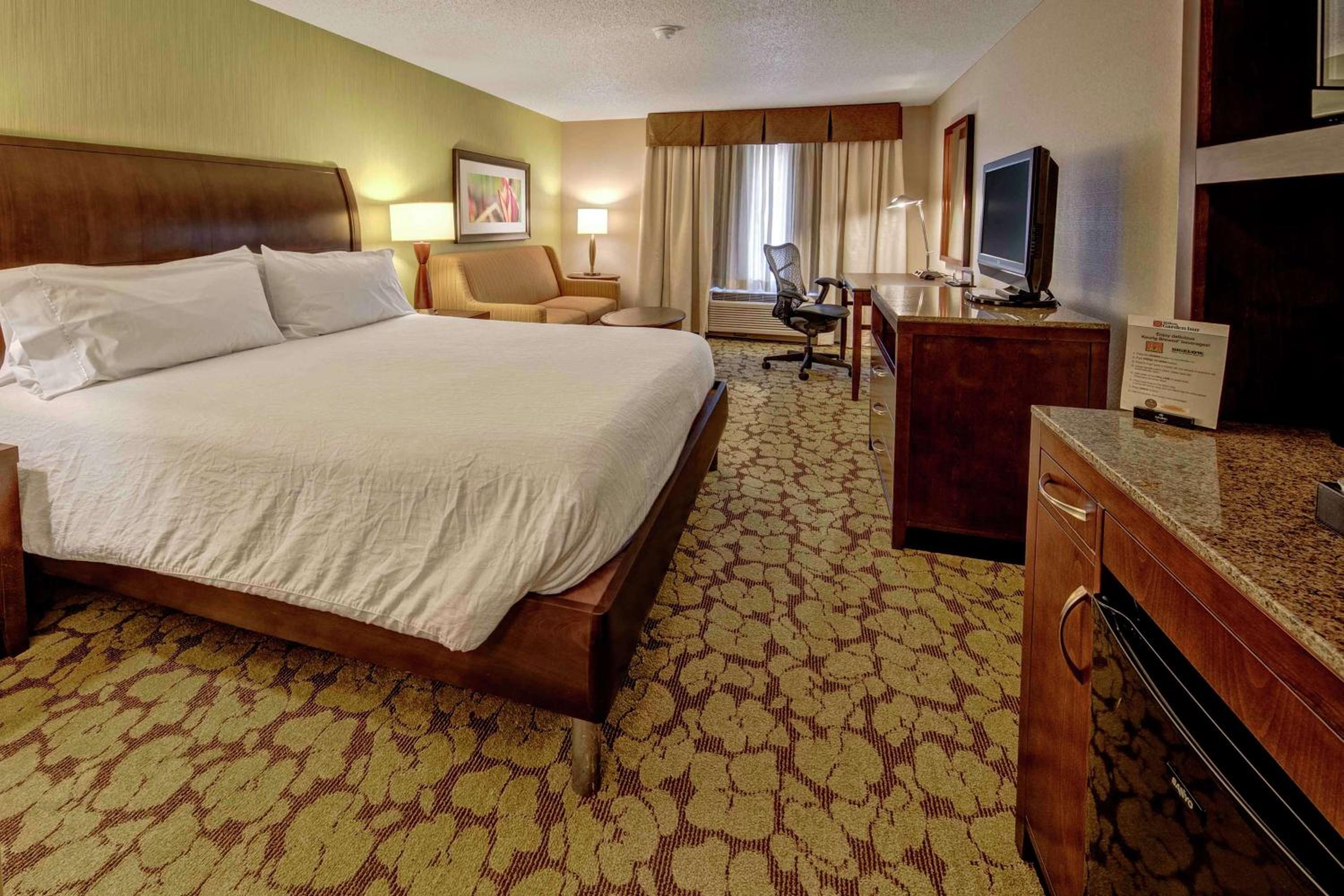 King Room with Sofa Bed - Non-Smoking - Photo 4