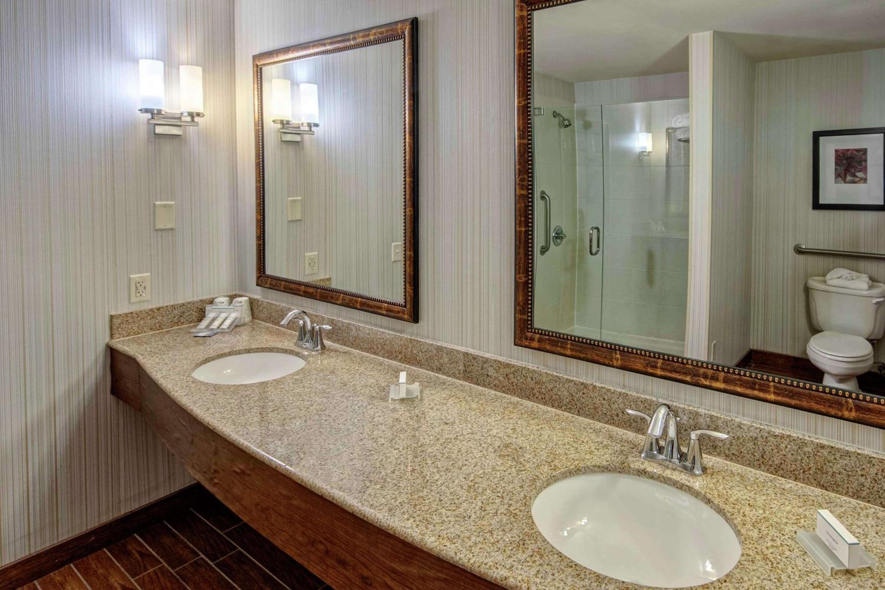 Queen Room with Two Queen Beds - Photo 4