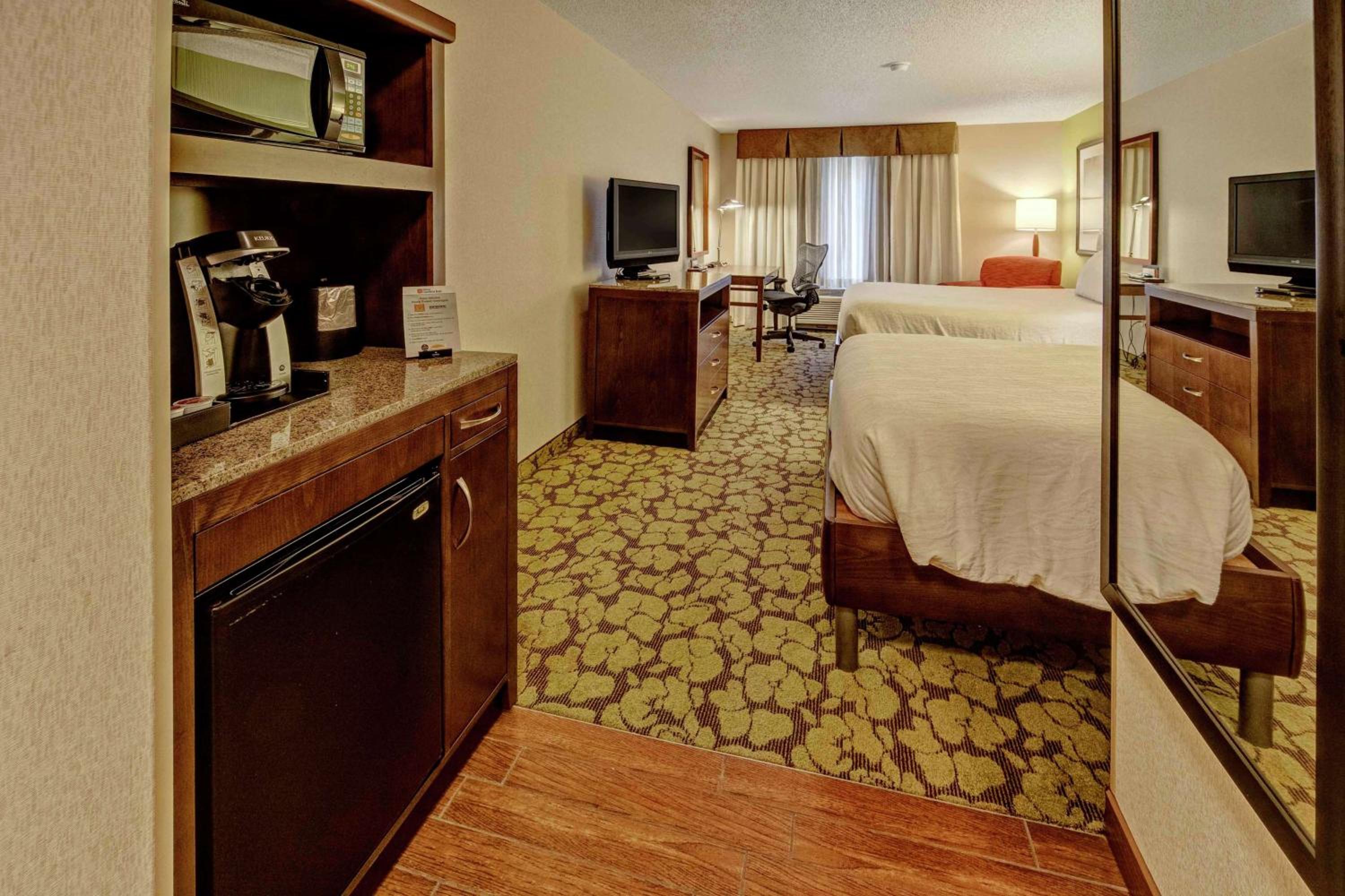 Queen Room with Two Queen Beds - Photo 2