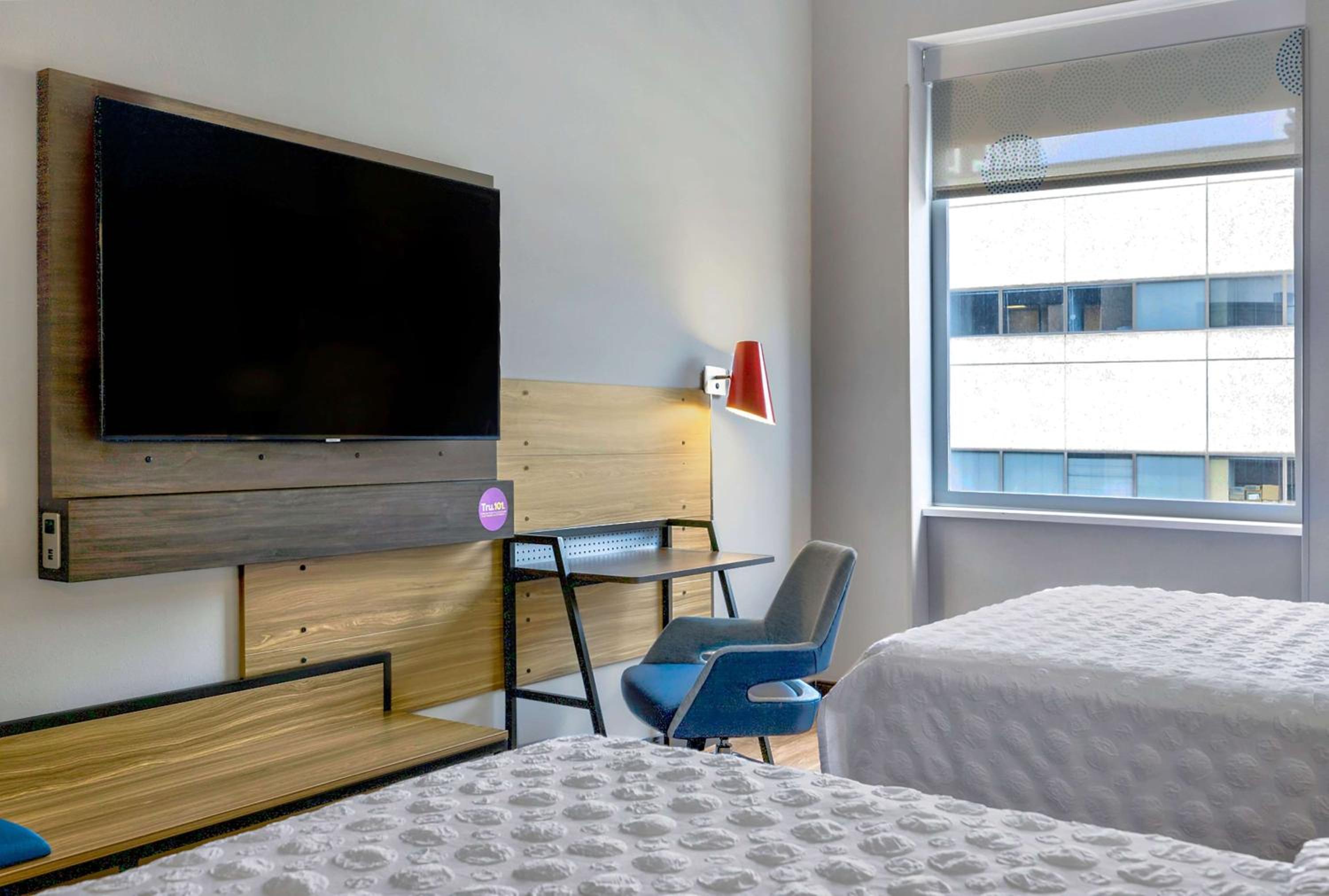 Queen Room with Two Queen Beds - Photo 3