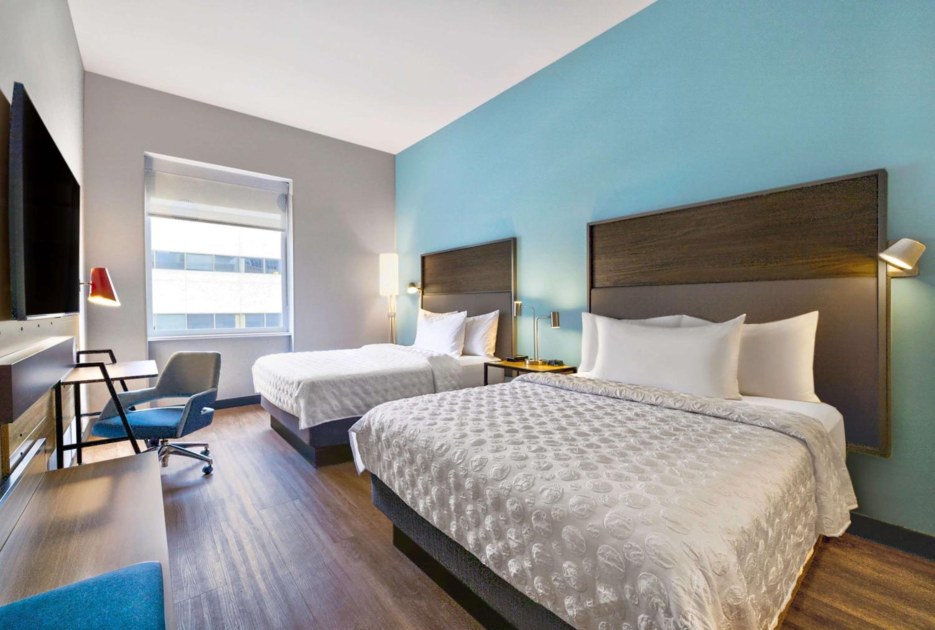 Queen Room with Two Queen Beds - Photo 4
