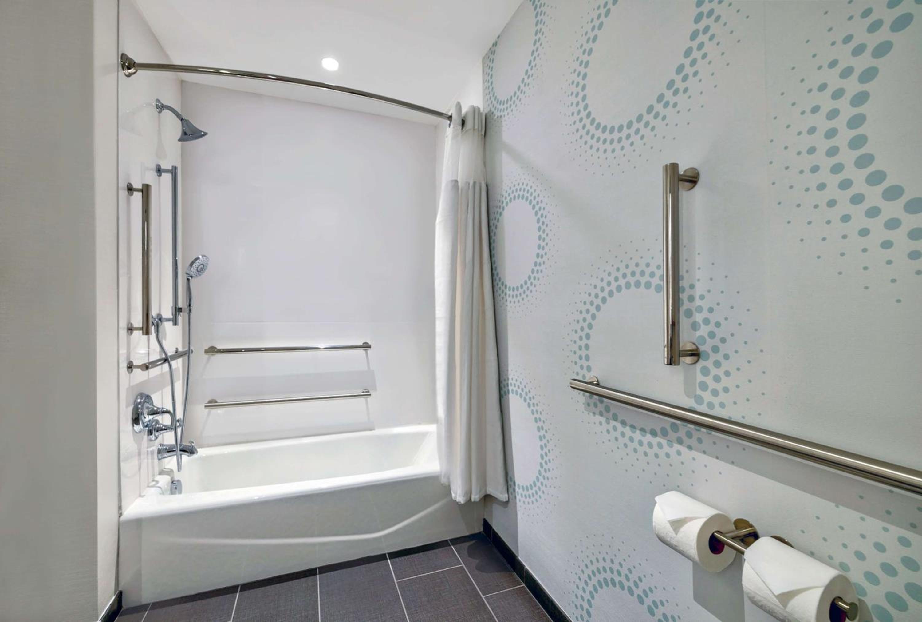 King Room with Bath Tub - Mobility Access - Photo 8