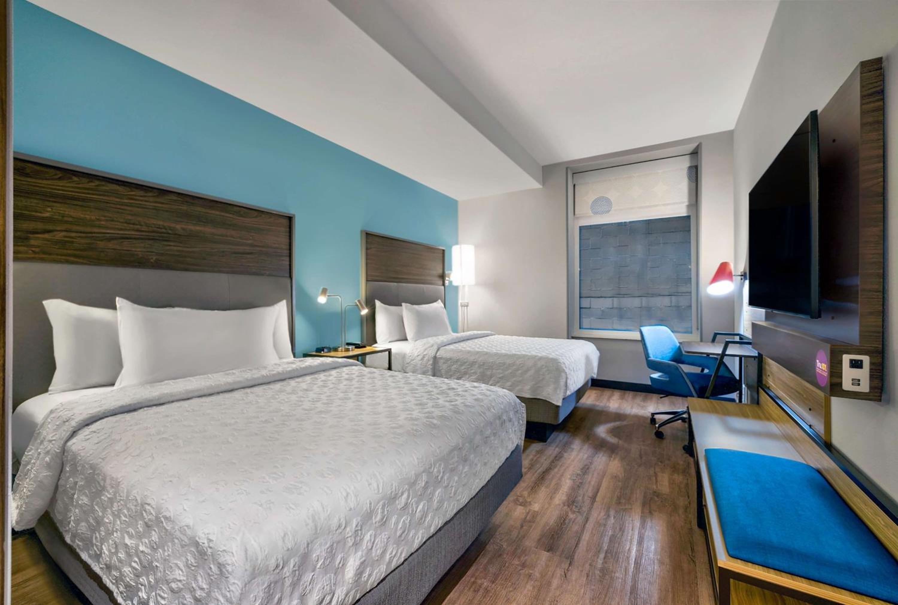 Queen Room with Two Queen Beds - Photo 2