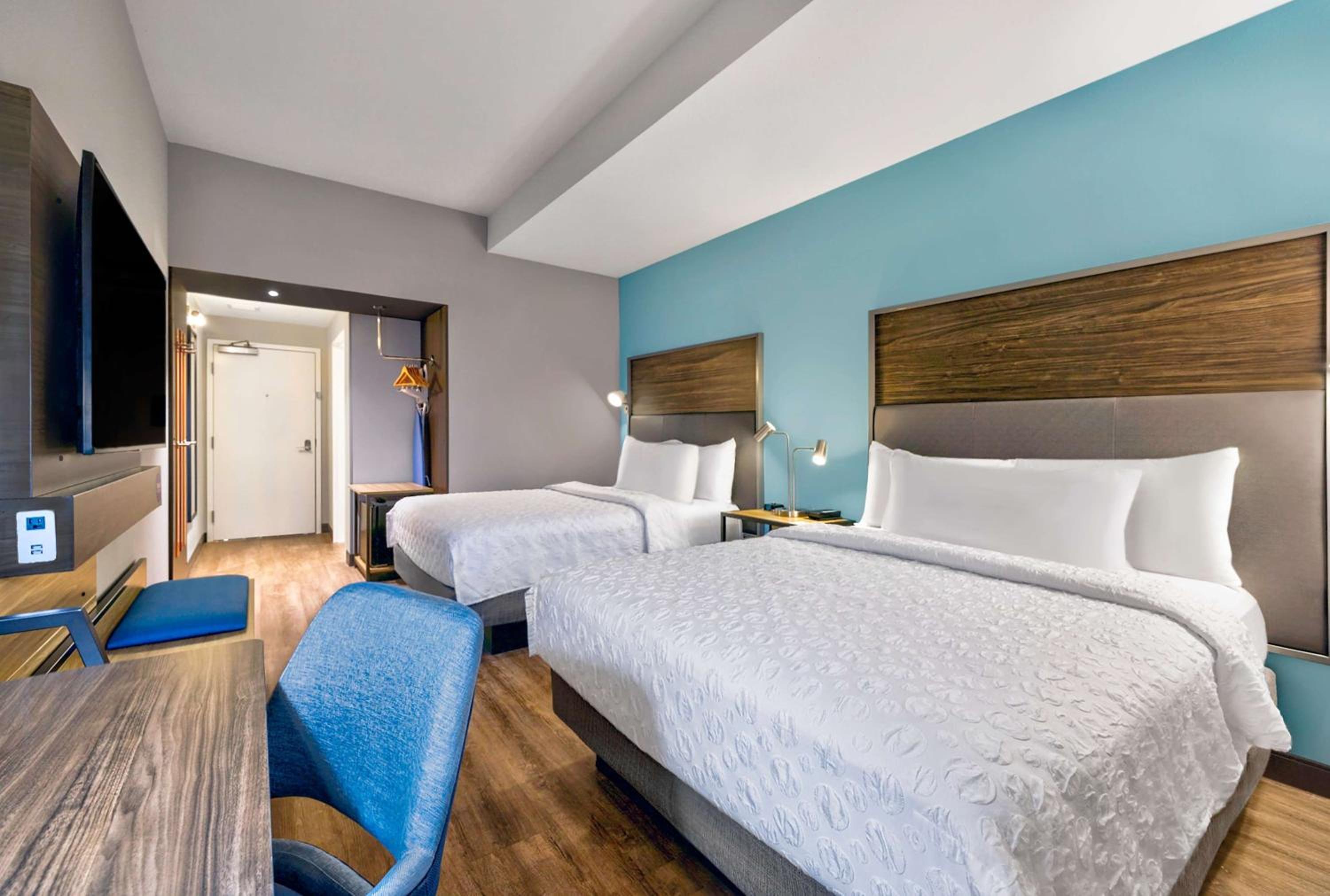 Queen Room with Two Queen Beds - Photo 7