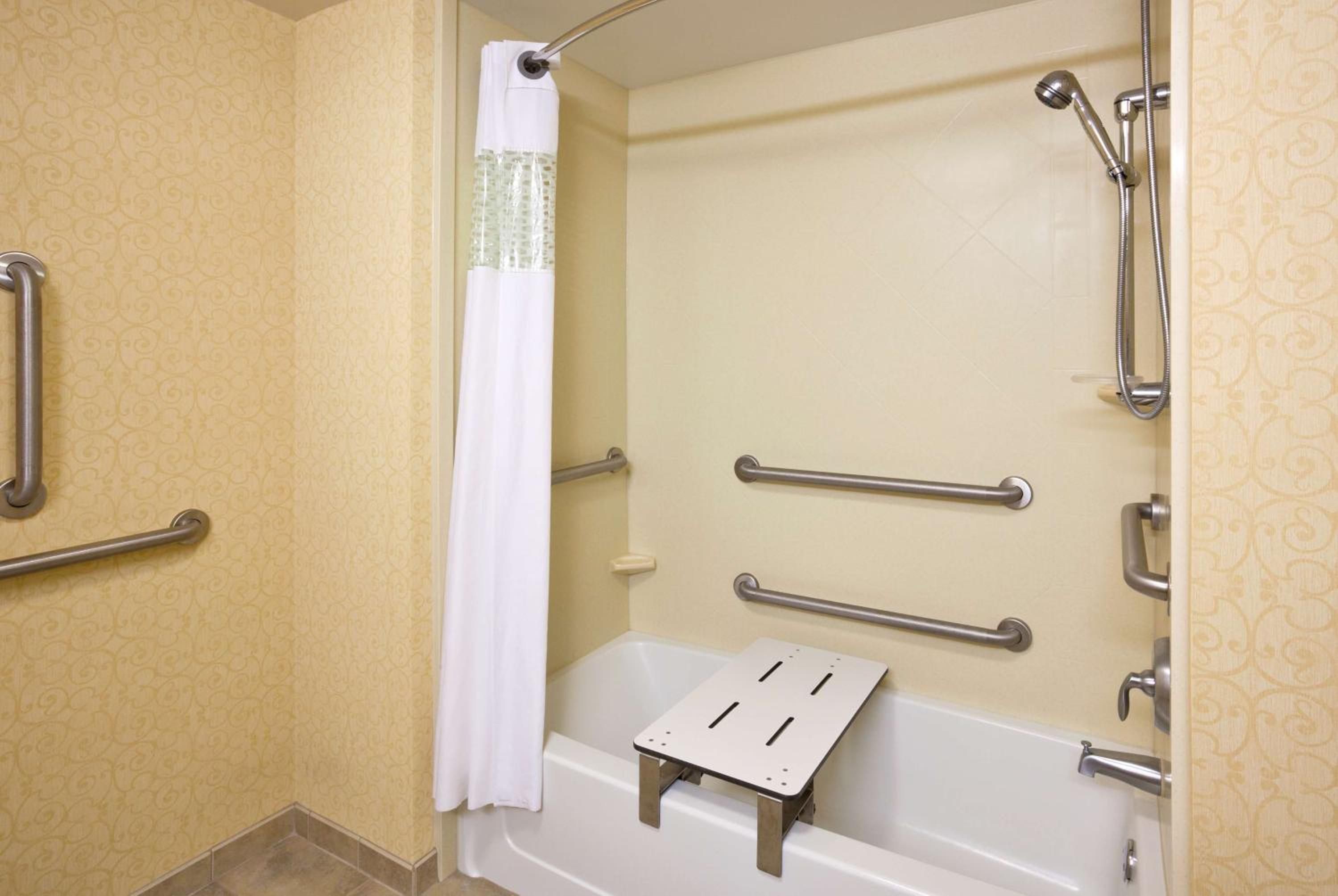 Queen Room with Two Queen Beds - Mobility Access/Non-Smoking - Photo 2