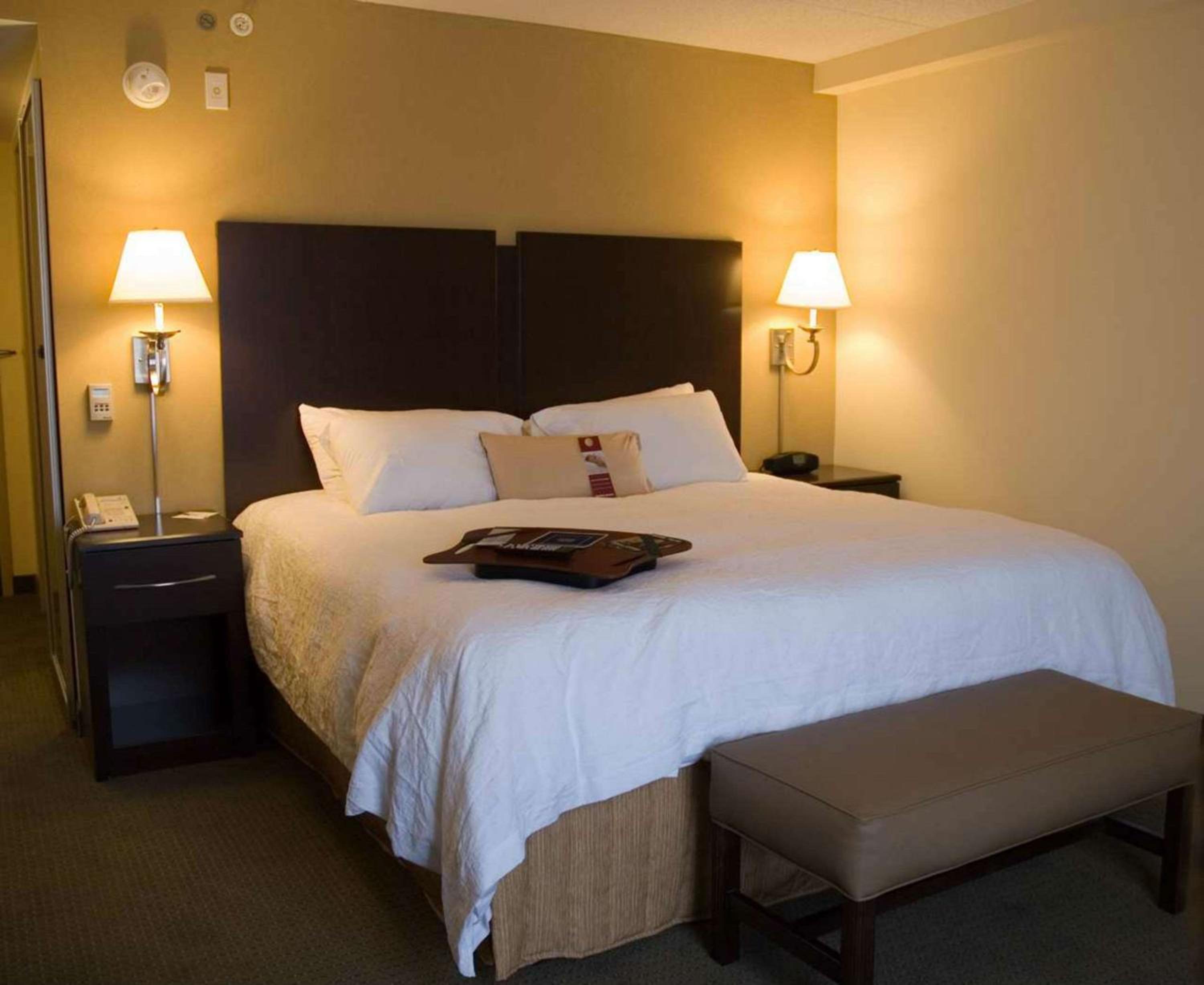 King Room with King Bed - Non-Smoking - Photo 3