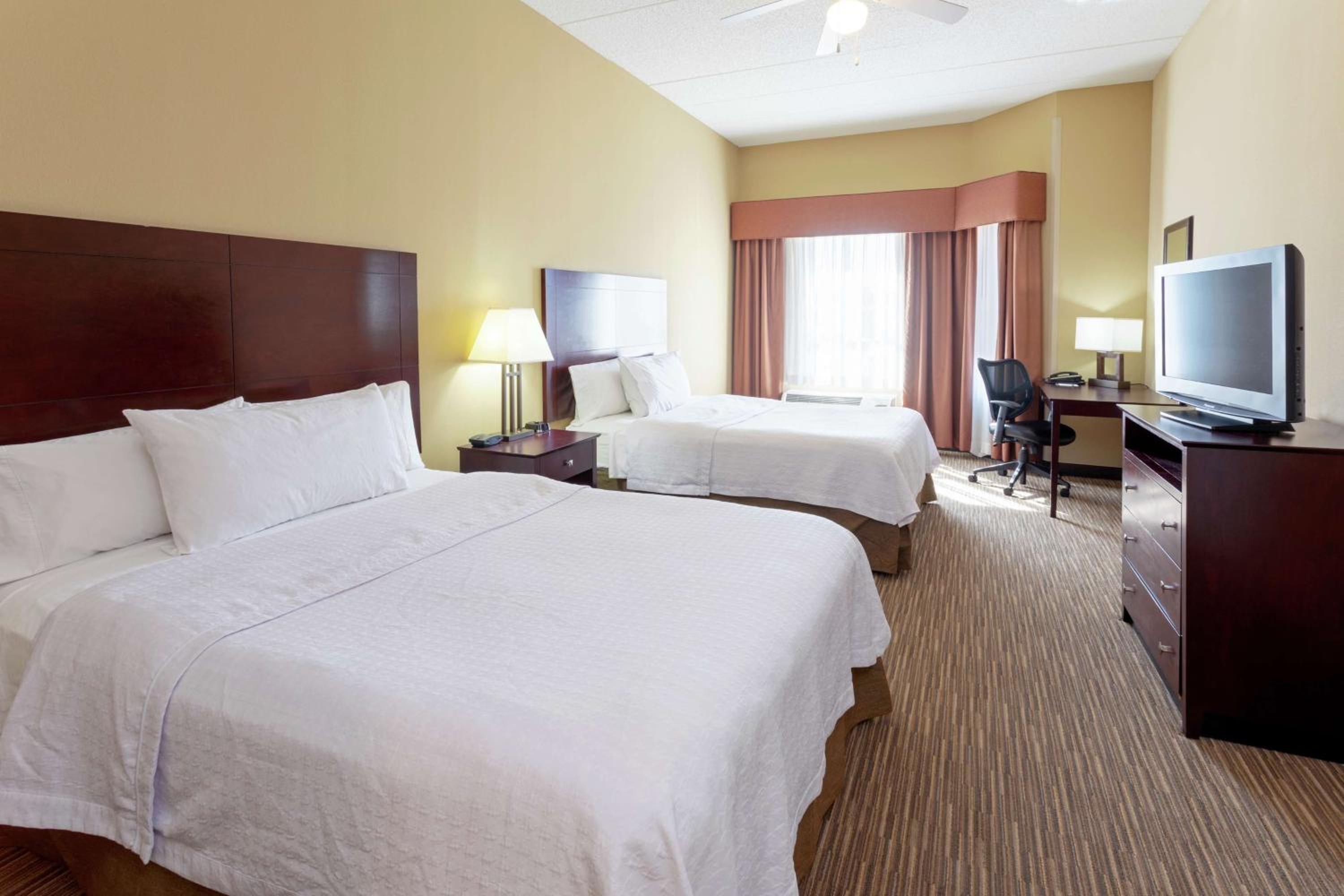 One-Bedroom Queen Suite with Two Queen Beds - Non-Smoking - Photo 2