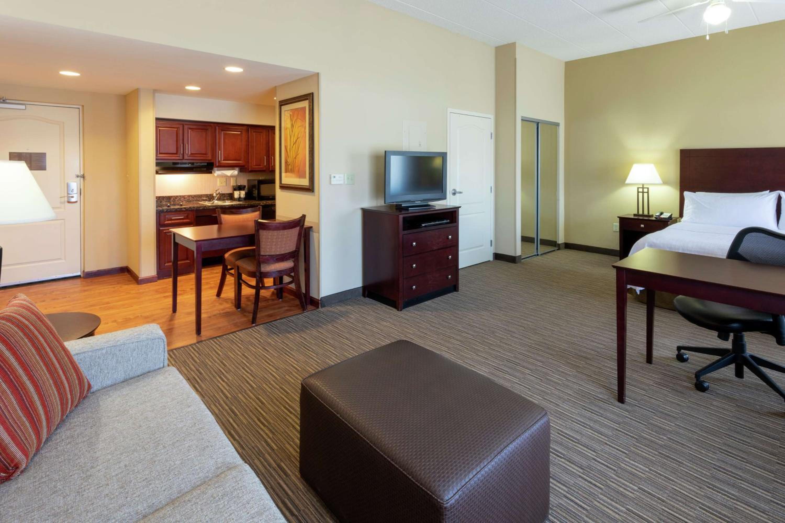 King Suite with Accessible Tub - Mobility and Hearing Access/Non-Smoking - Photo 5