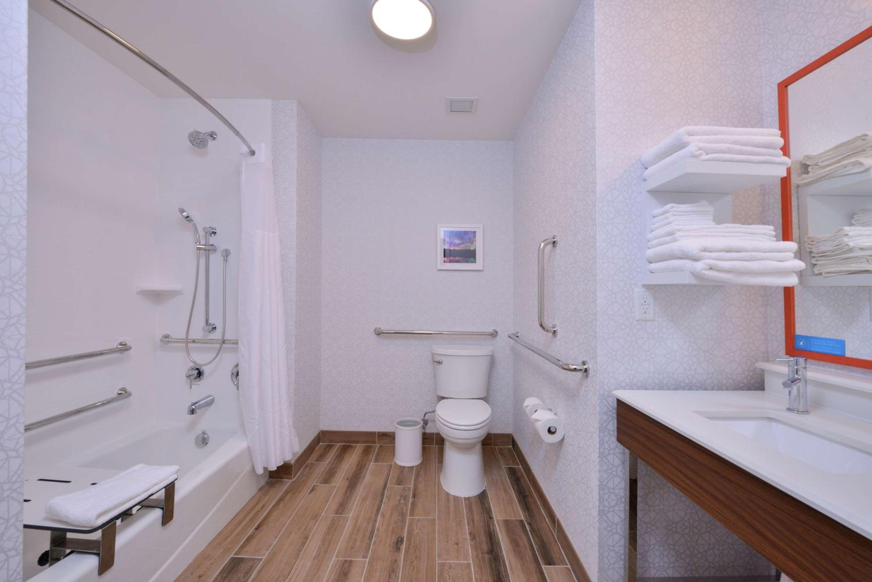 Queen Room with Two Queen Beds - Hearing Access/Non-Smoking - Photo 4