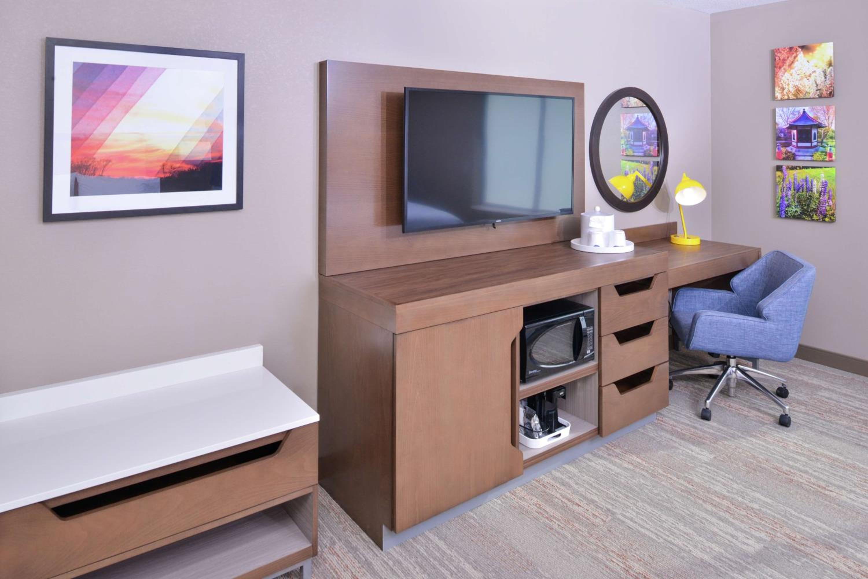 Queen Room with Two Queen Beds - Hearing Access/Non-Smoking - Photo 10