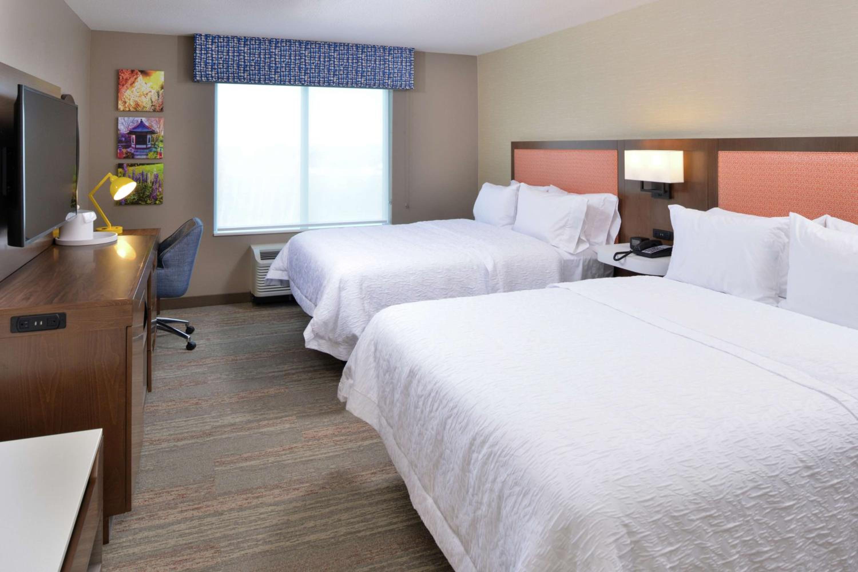 Queen Room with Two Queen Beds - Photo 4
