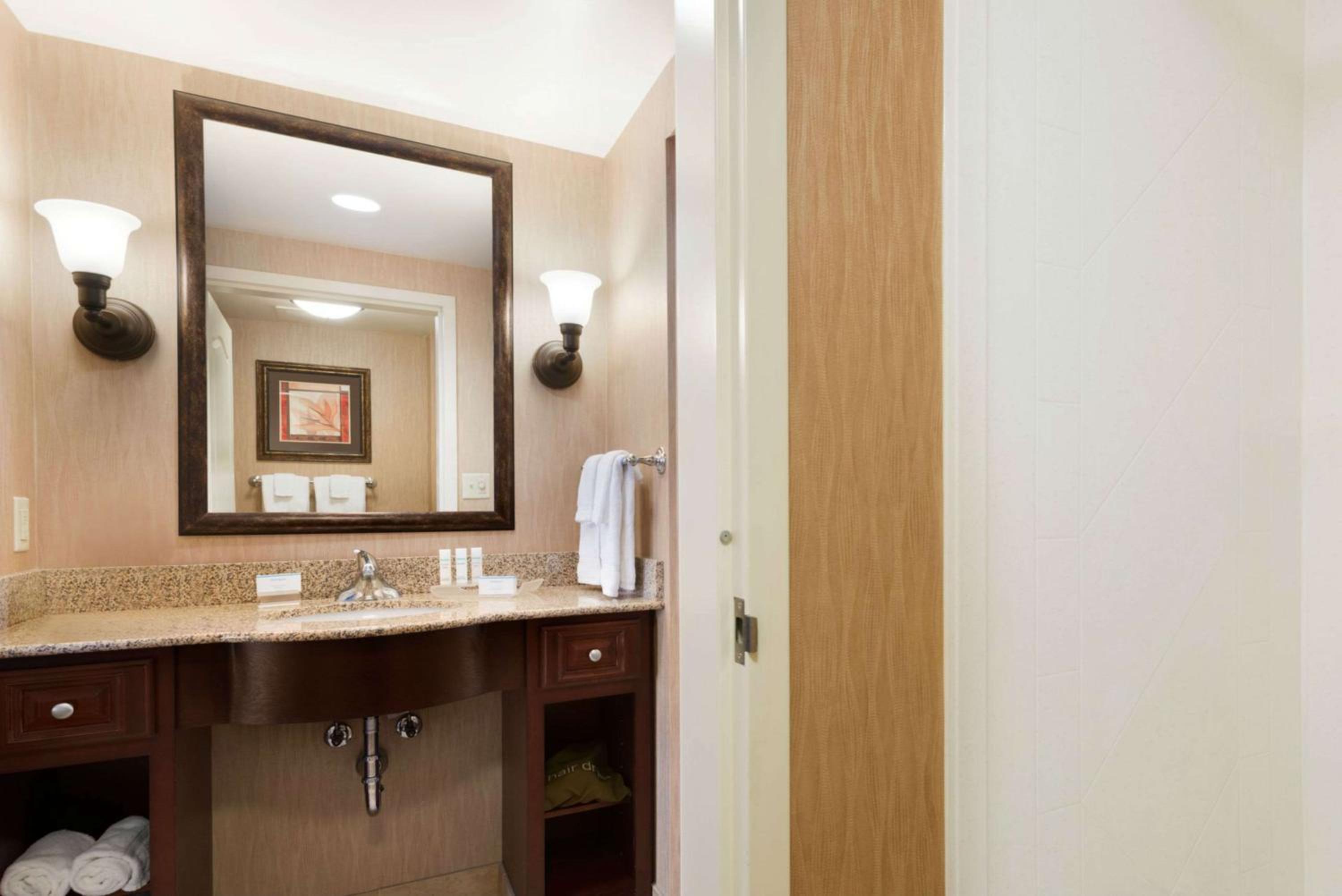 One-Bedroom King Suite - Non-Smoking - Photo 2