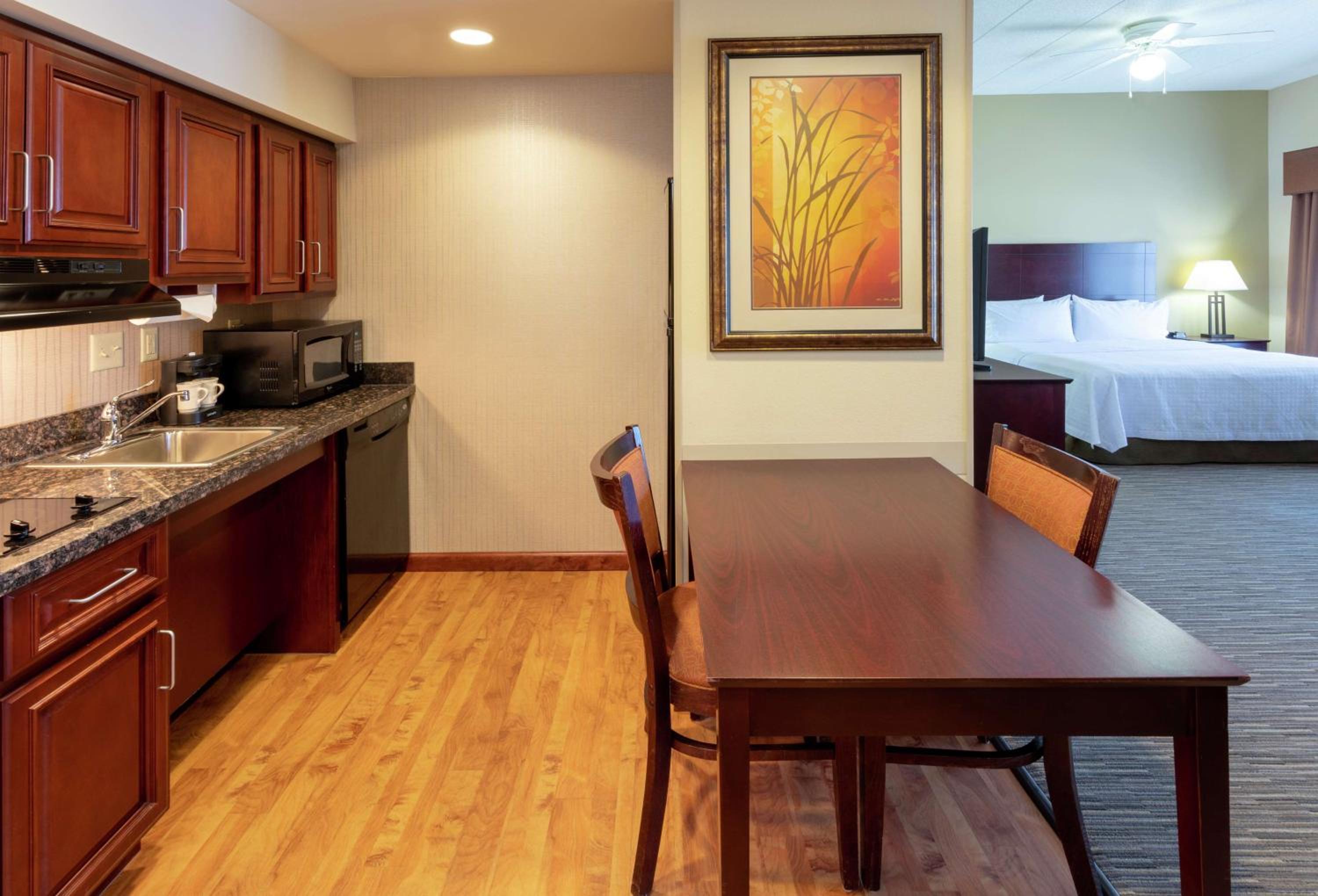 King Suite with Accessible Tub - Mobility and Hearing Access/Non-Smoking - Photo 2