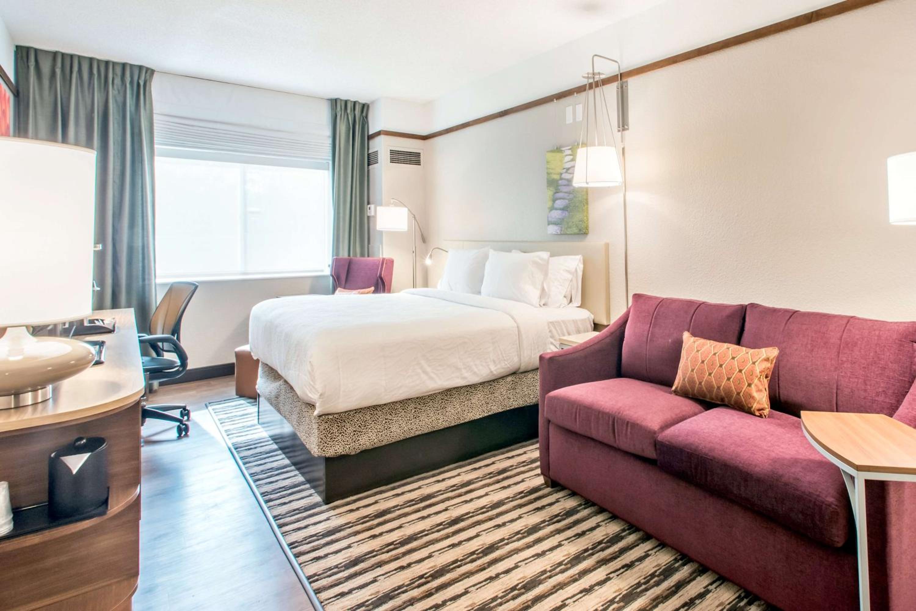 Junior King Suite with Sofa Bed - Photo 2
