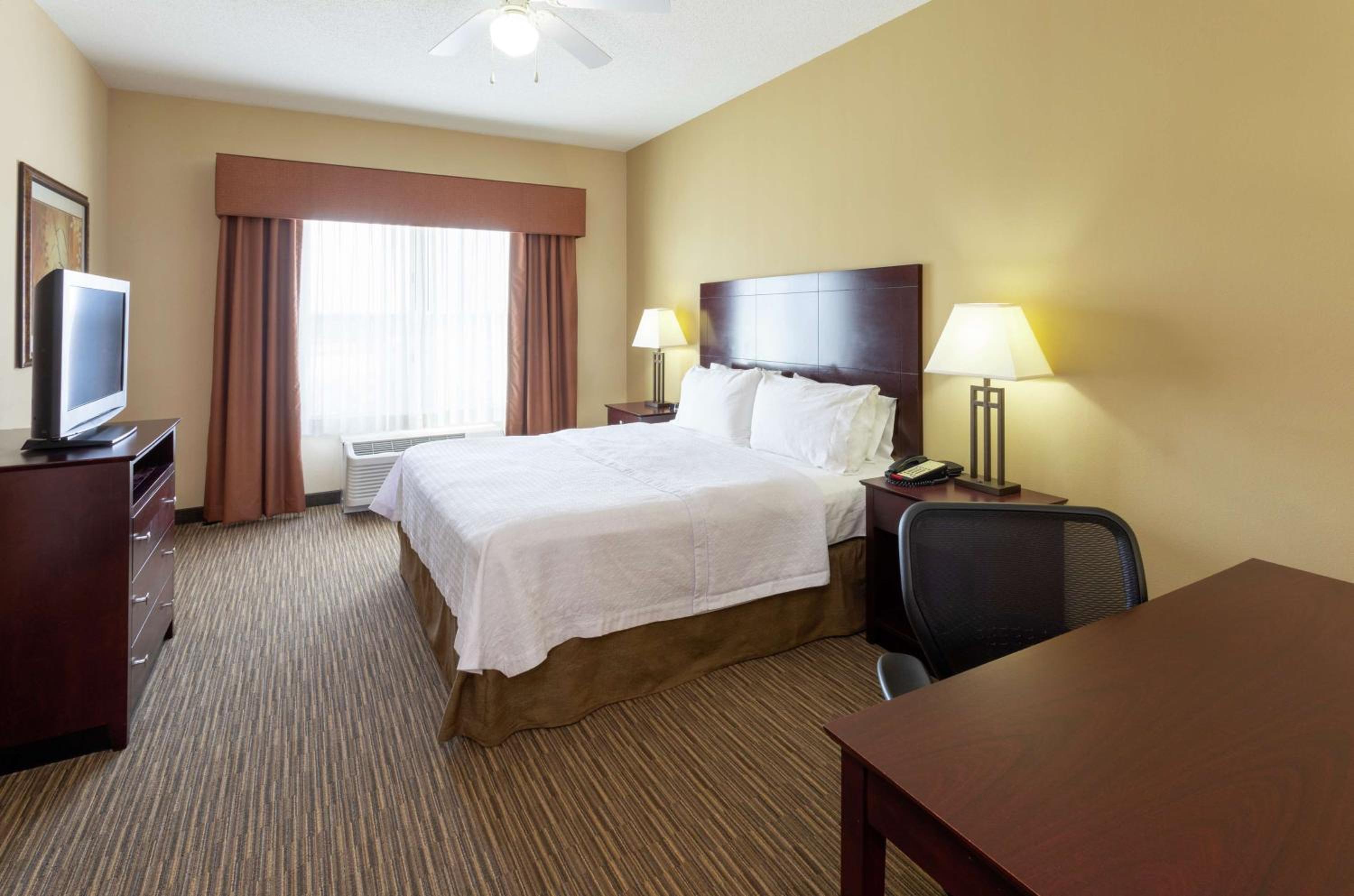 Two Bedroom Suite with One King and Two Queen Beds - Non-Smoking - Photo 5