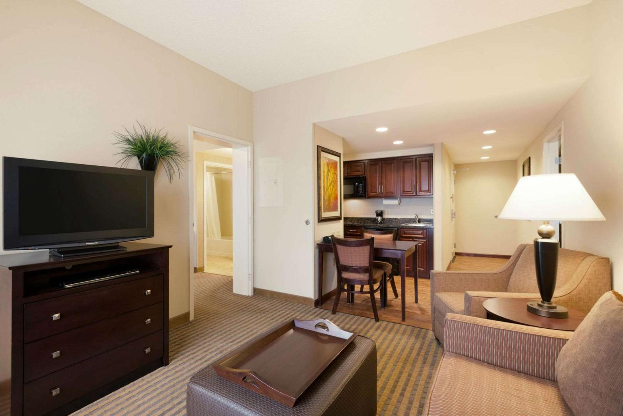 Two Bedroom Suite with One King and Two Queen Beds - Non-Smoking - Photo 6