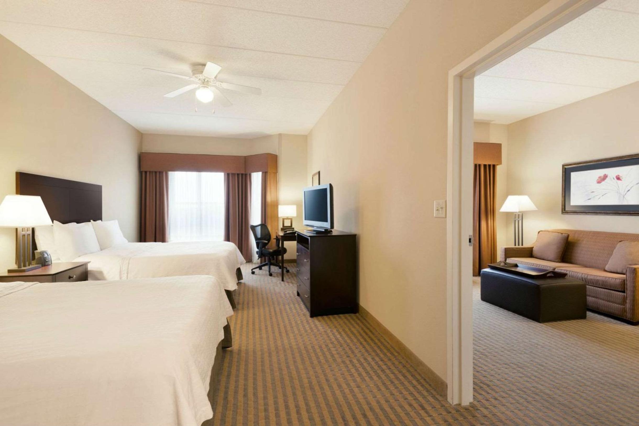 One-Bedroom Queen Suite with Two Queen Beds - Non-Smoking - Photo 3
