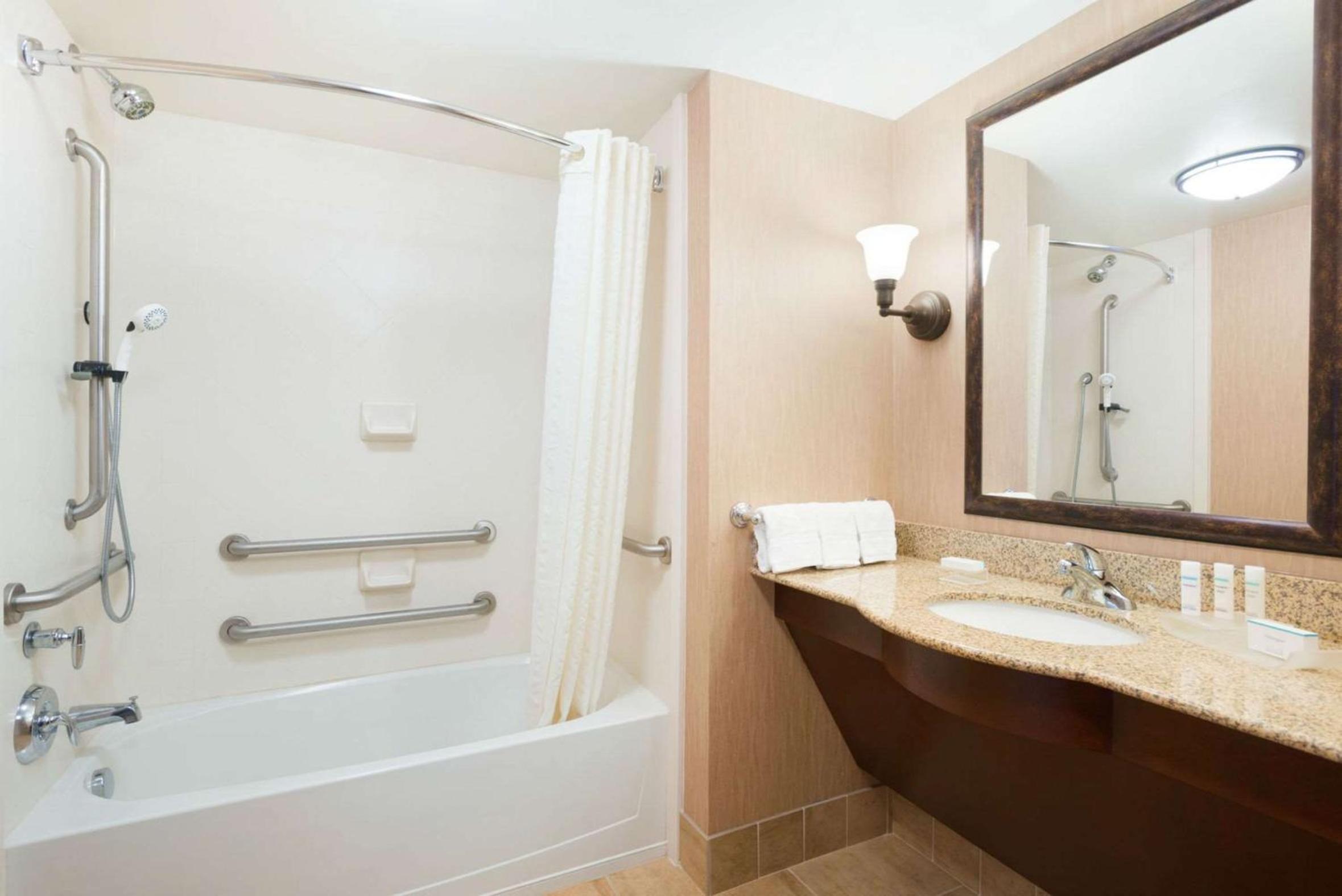 King Suite with Accessible Tub - Mobility and Hearing Access/Non-Smoking - Photo 2
