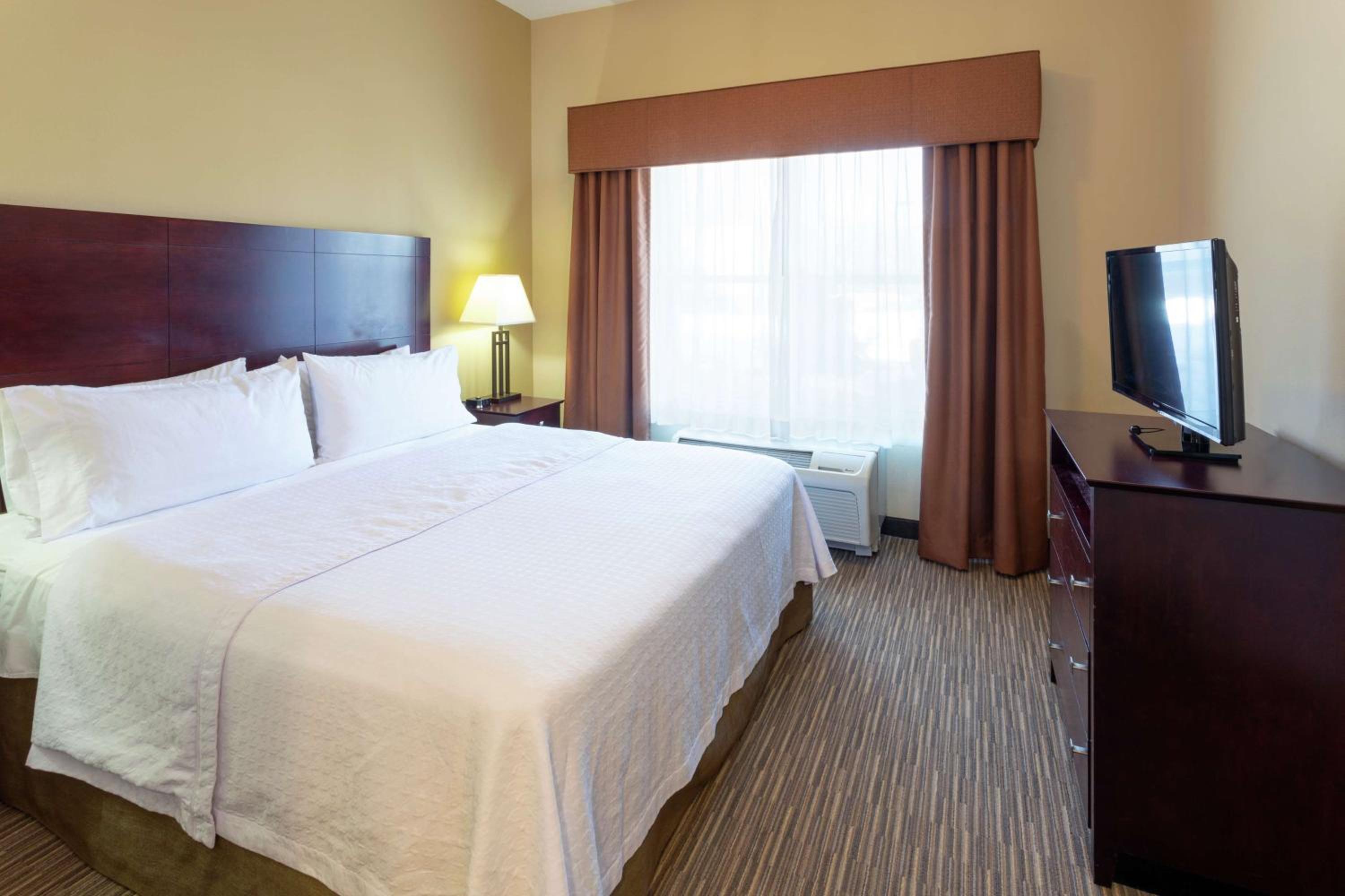 One-Bedroom King Suite - Non-Smoking - Photo 3