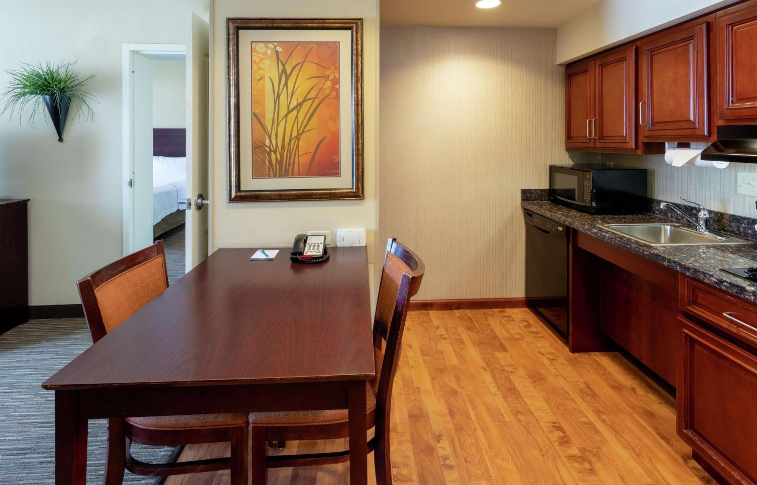 King Suite with Accessible Tub - Mobility and Hearing Access/Non-Smoking - Photo 8