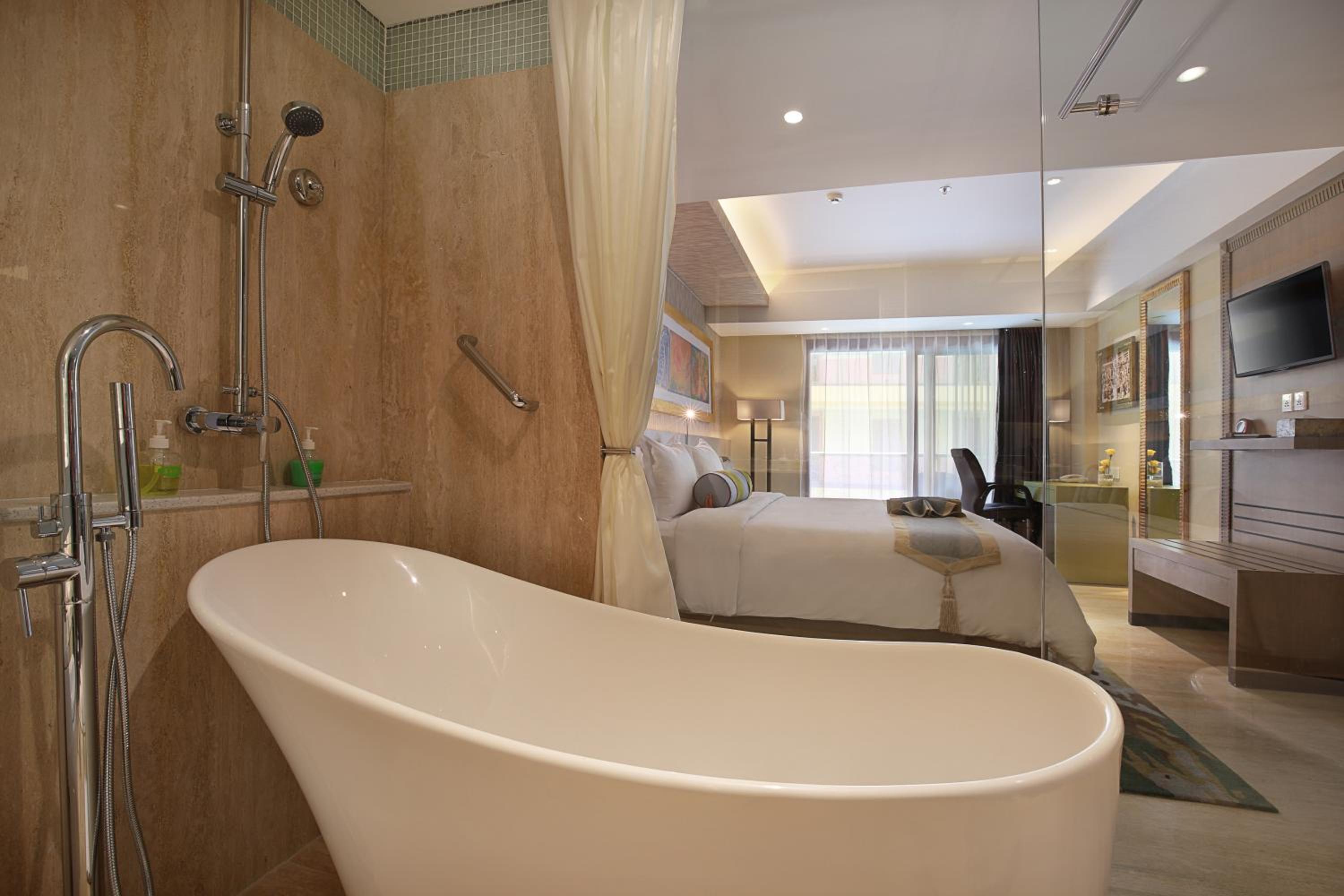 Premium Room with Balcony thumbnail 6