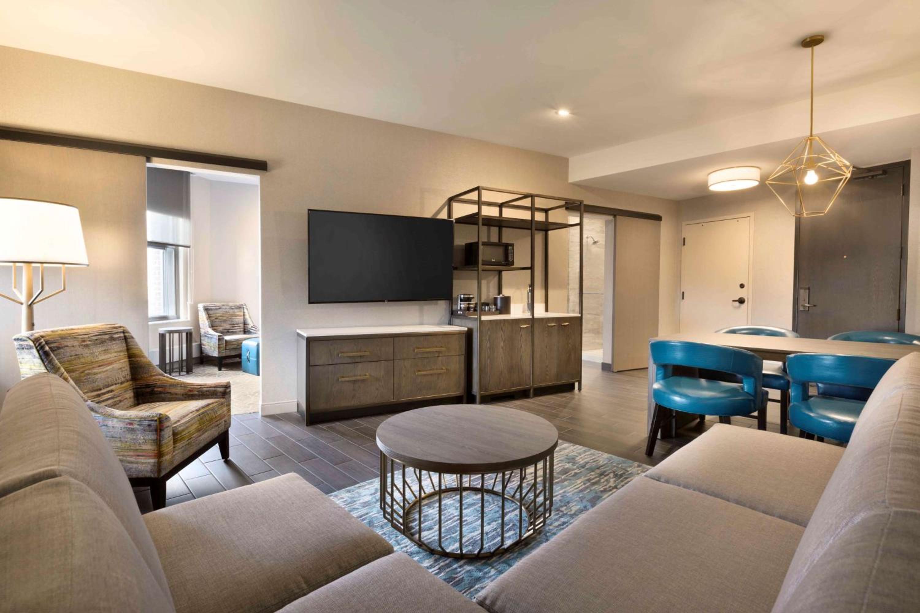 King Corner Suite - Hearing Accessible
