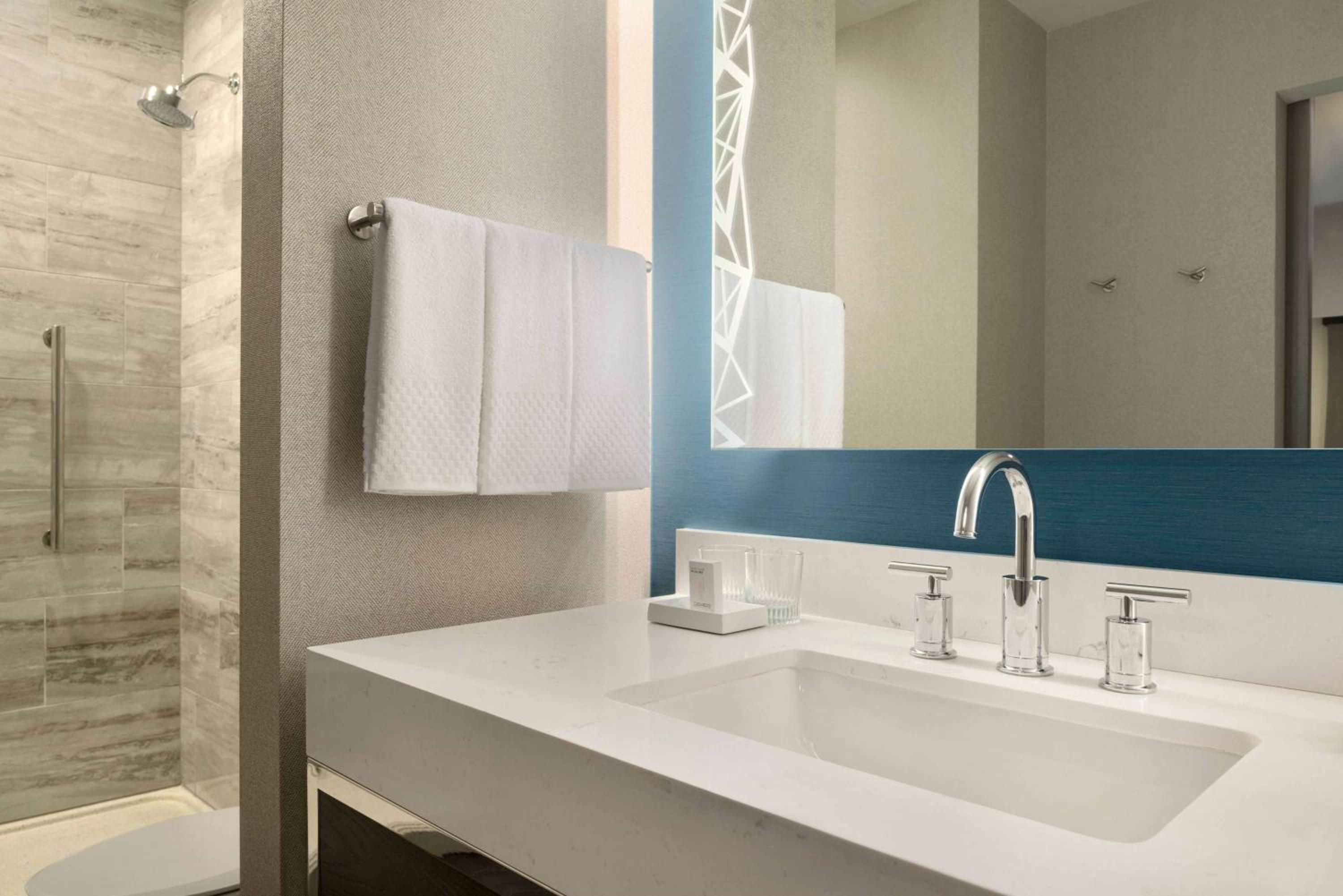 Deluxe Queen Suite with Two Queen Beds - Mobility Accessible photo 2