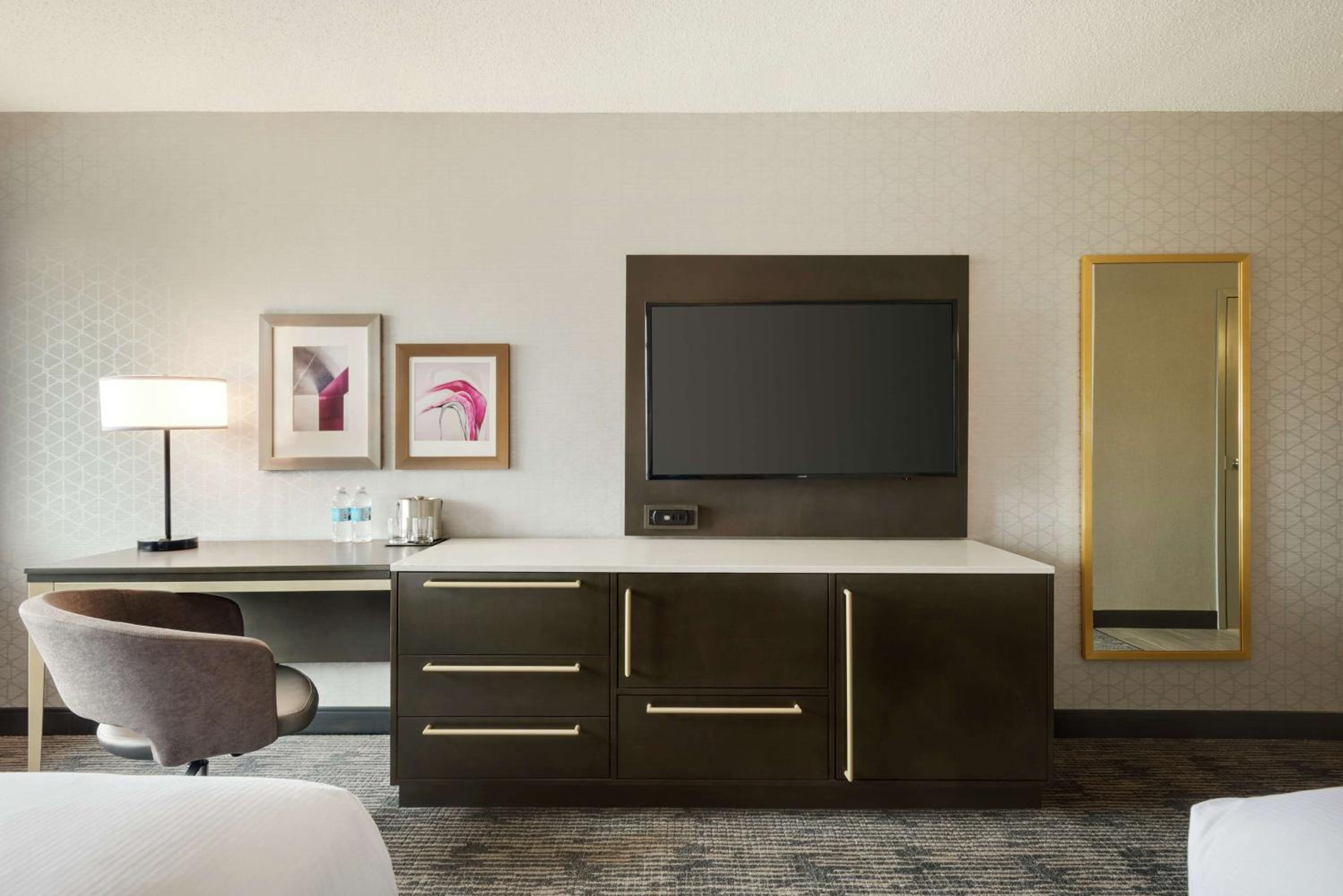 Queen Room with Two Queen Beds photo 2