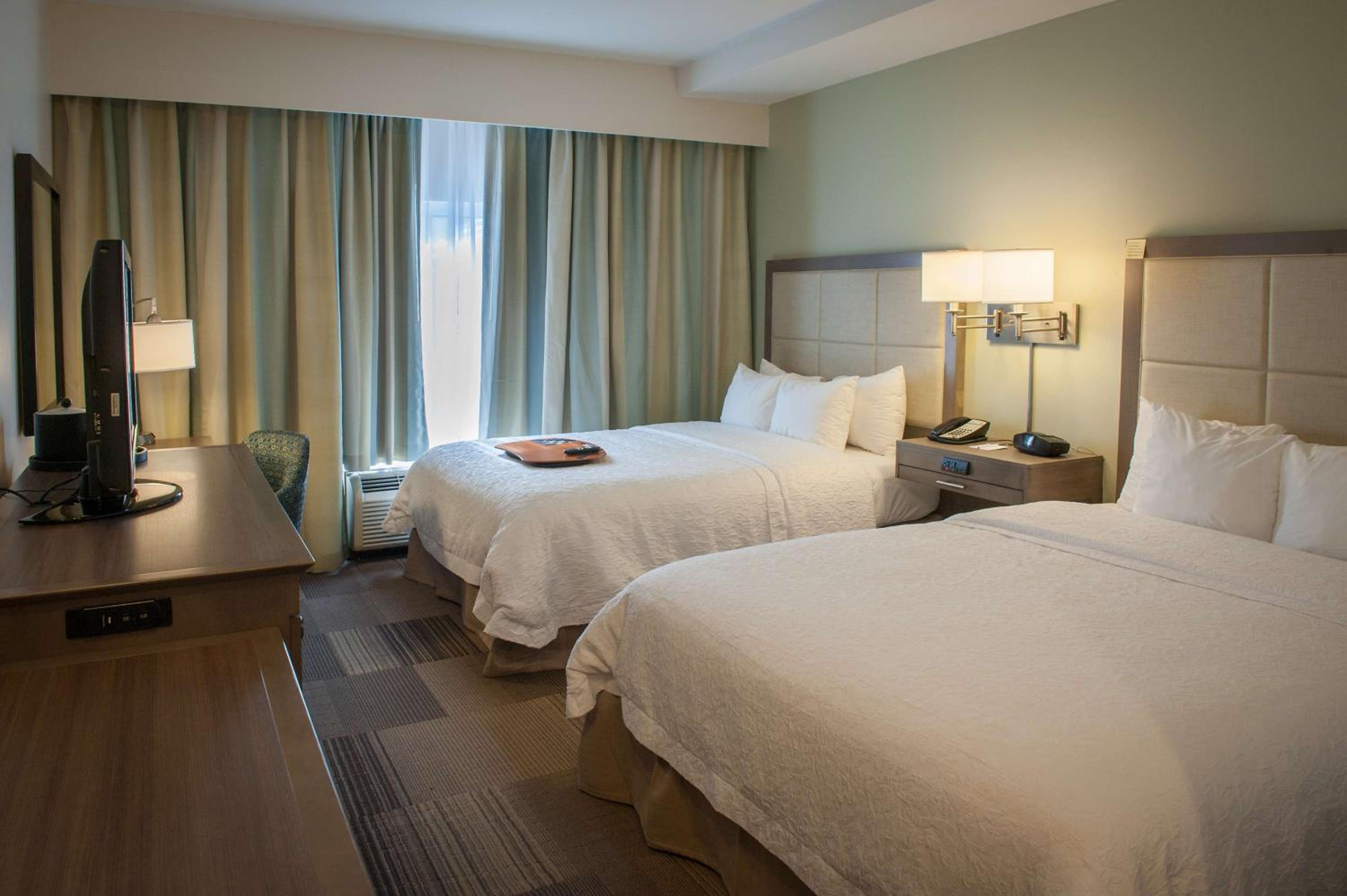 Double Room with Two Queen Beds and Bath Tub - Mobility Access - Photo 1